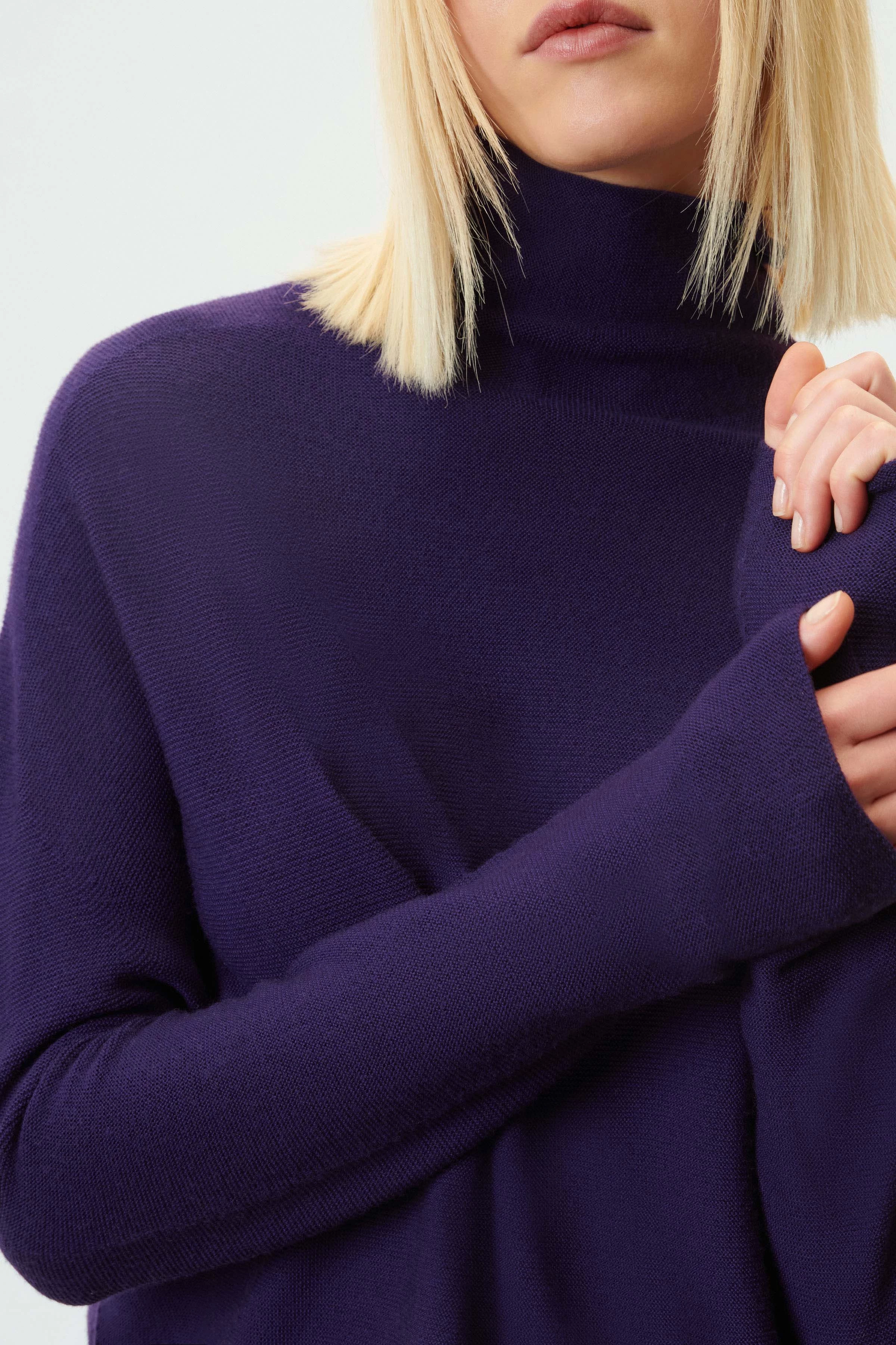 LIORA - Egg-shape turtleneck sweater in merino wool - women - purple - Seitenansicht