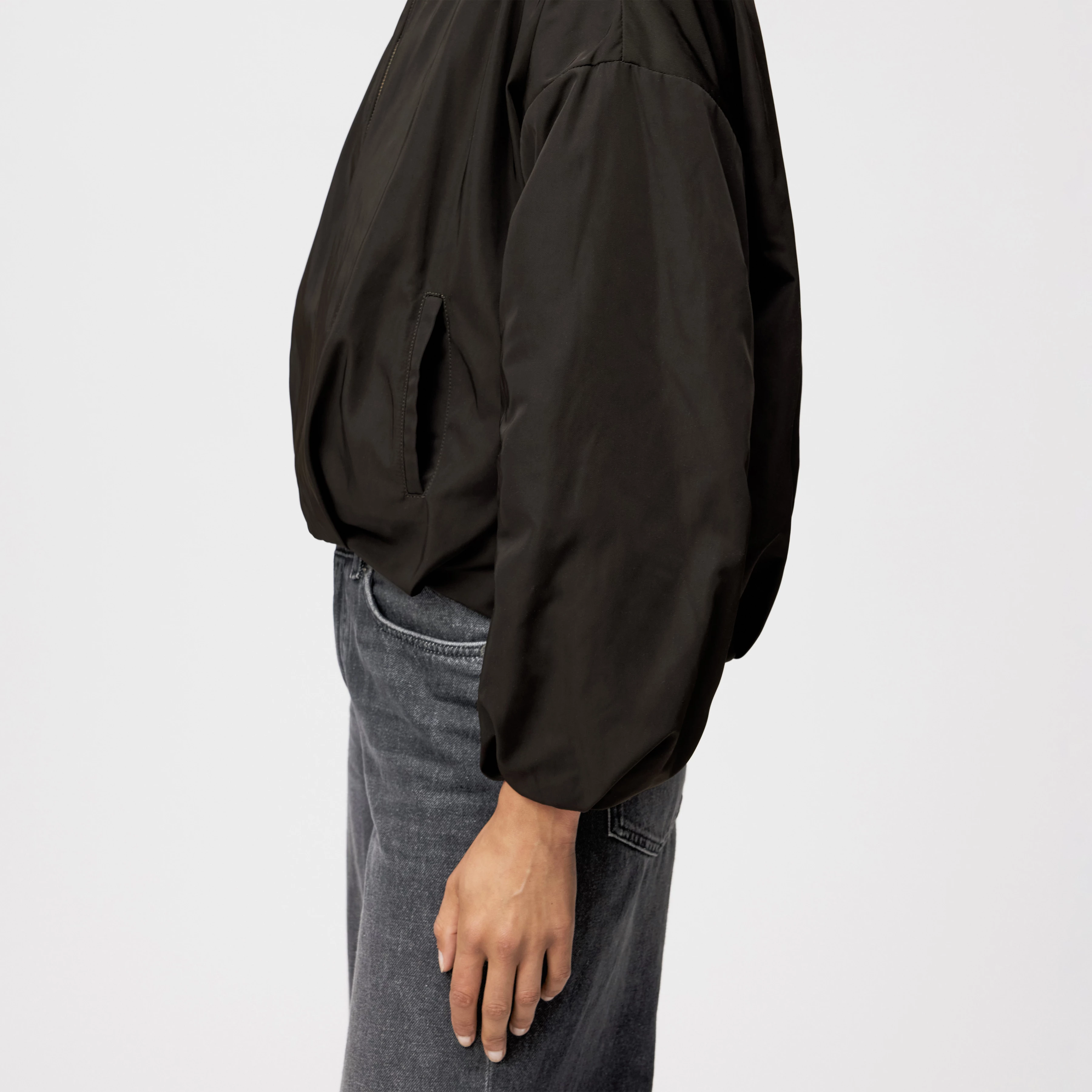 BRADDAN - Feminine Bomberjacke in technischem Twill - Damen - braun - Detailansicht am Model