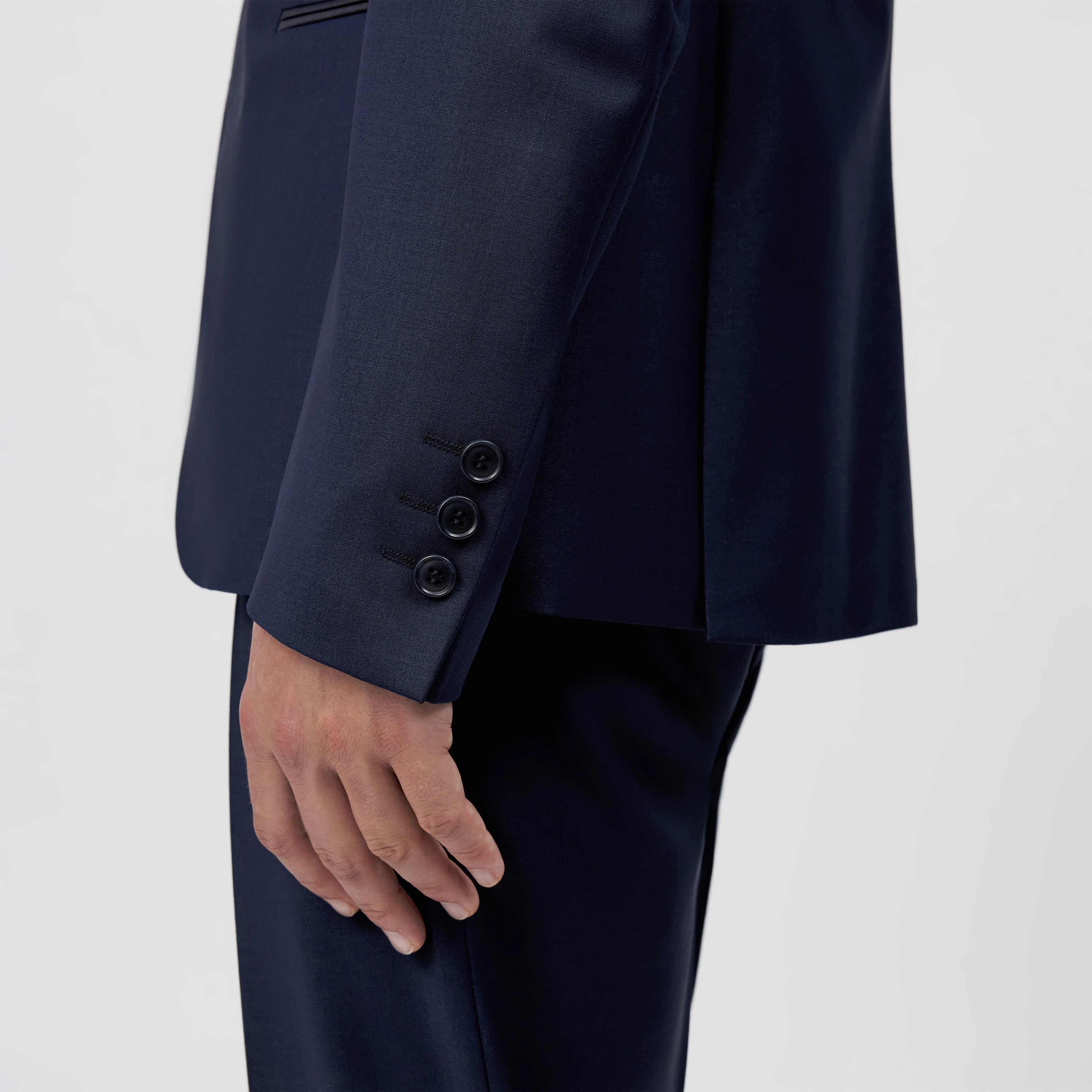 LORIENT_SK - Slim fit tuxedo jacket in bi-stretch wool mix - men - blue - Detailansicht am Model
