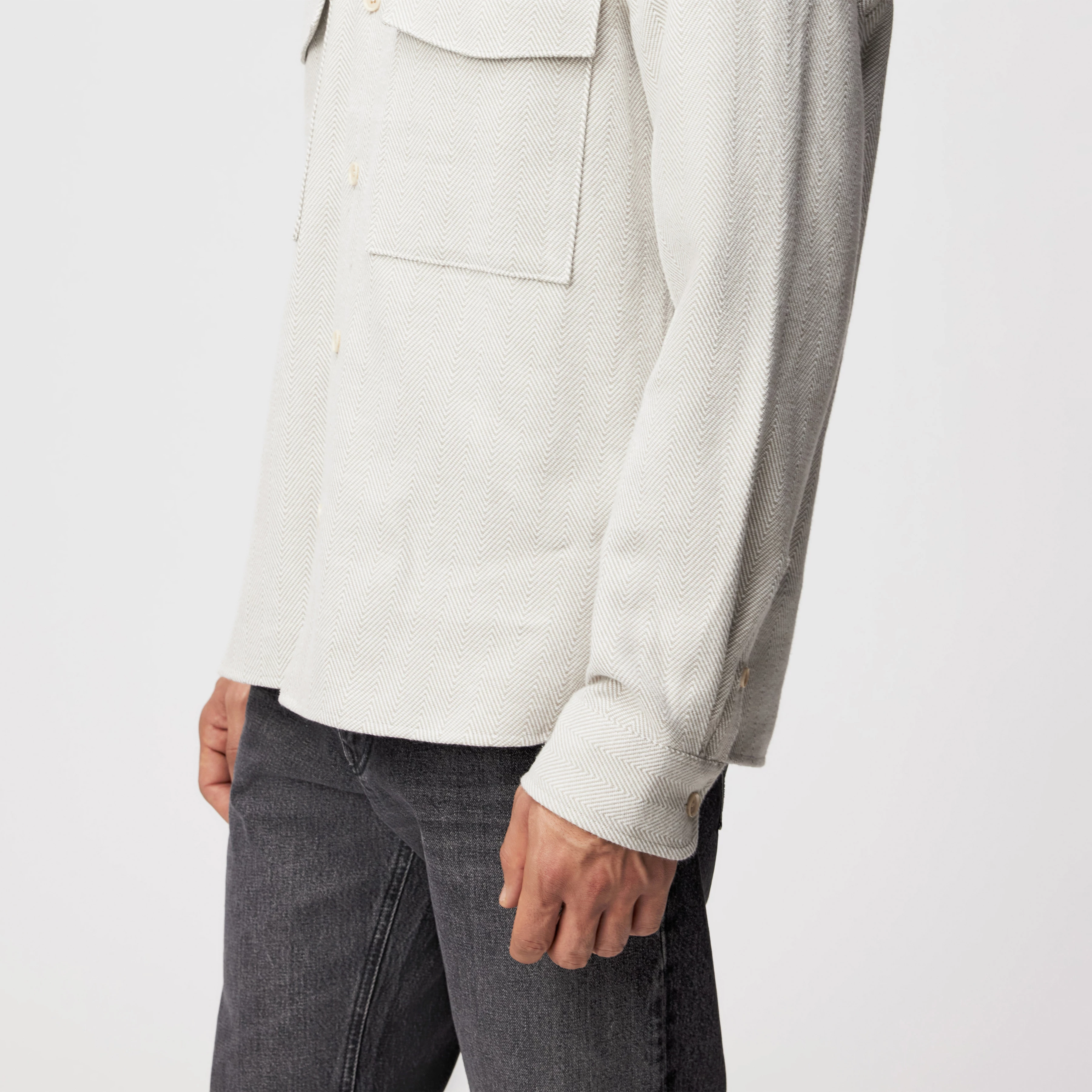 GUNRAY - Relaxed Fit Overshirt in Herringbone - Herren - beige - Detailansicht am Model