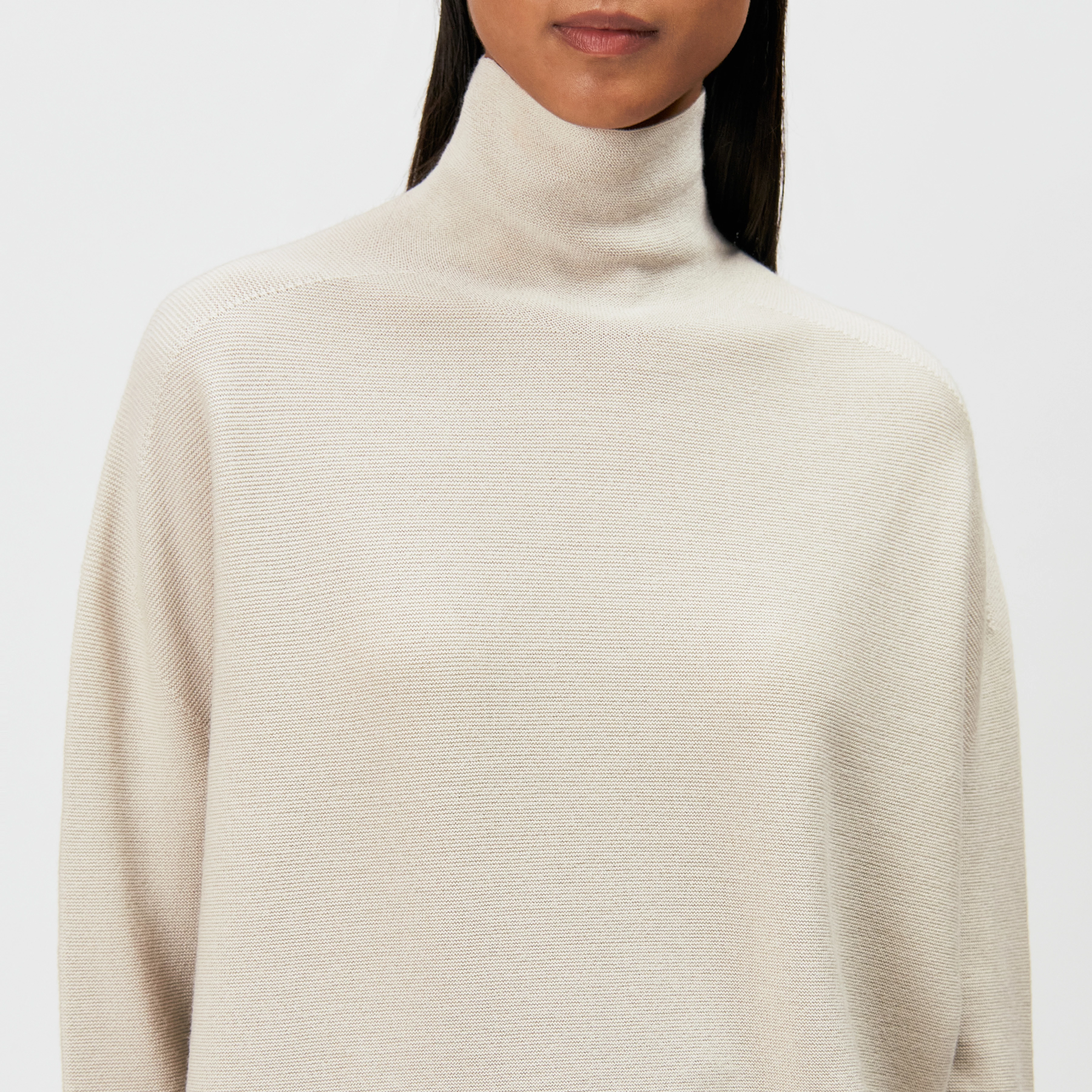 LIORA - Egg-shape turtleneck jumper in 100% merino wool - women - beige - Detailansicht am Model