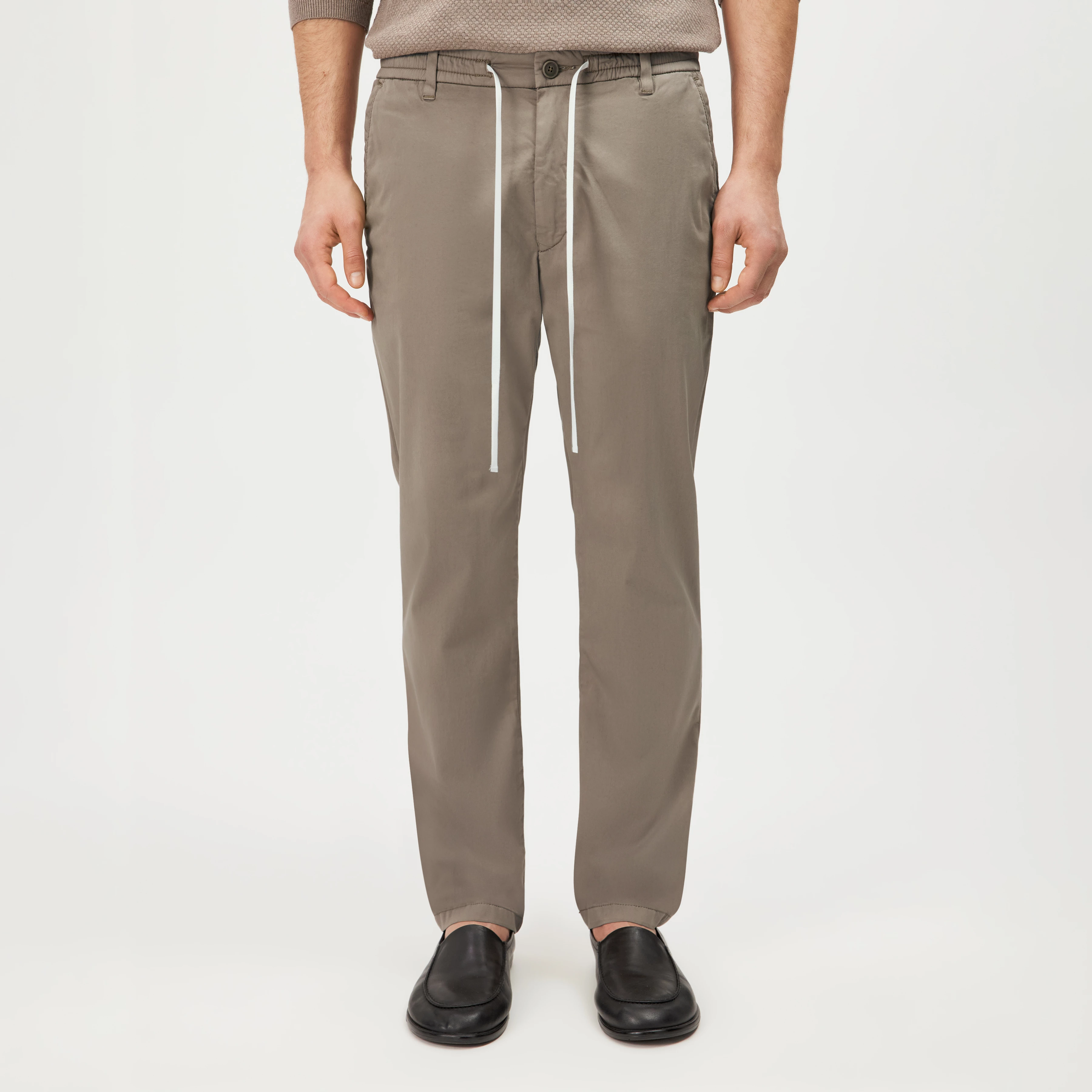 DEGER - Joggers with drawstring waist in satin - men - brown - Frontansicht