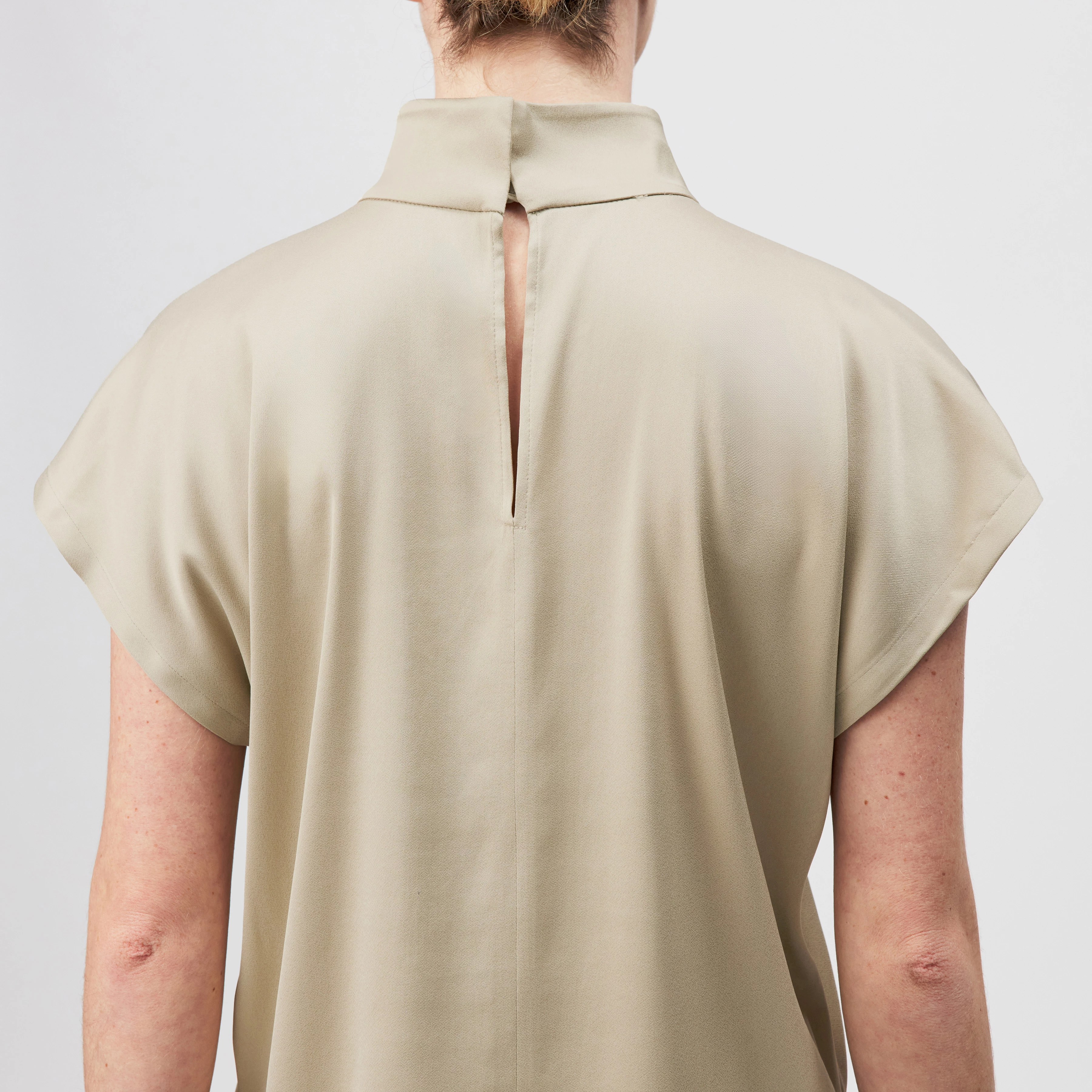 ALARIA_1 - Shirt blouse with stand-up collar in satin - women - beige - Detailansicht am Model