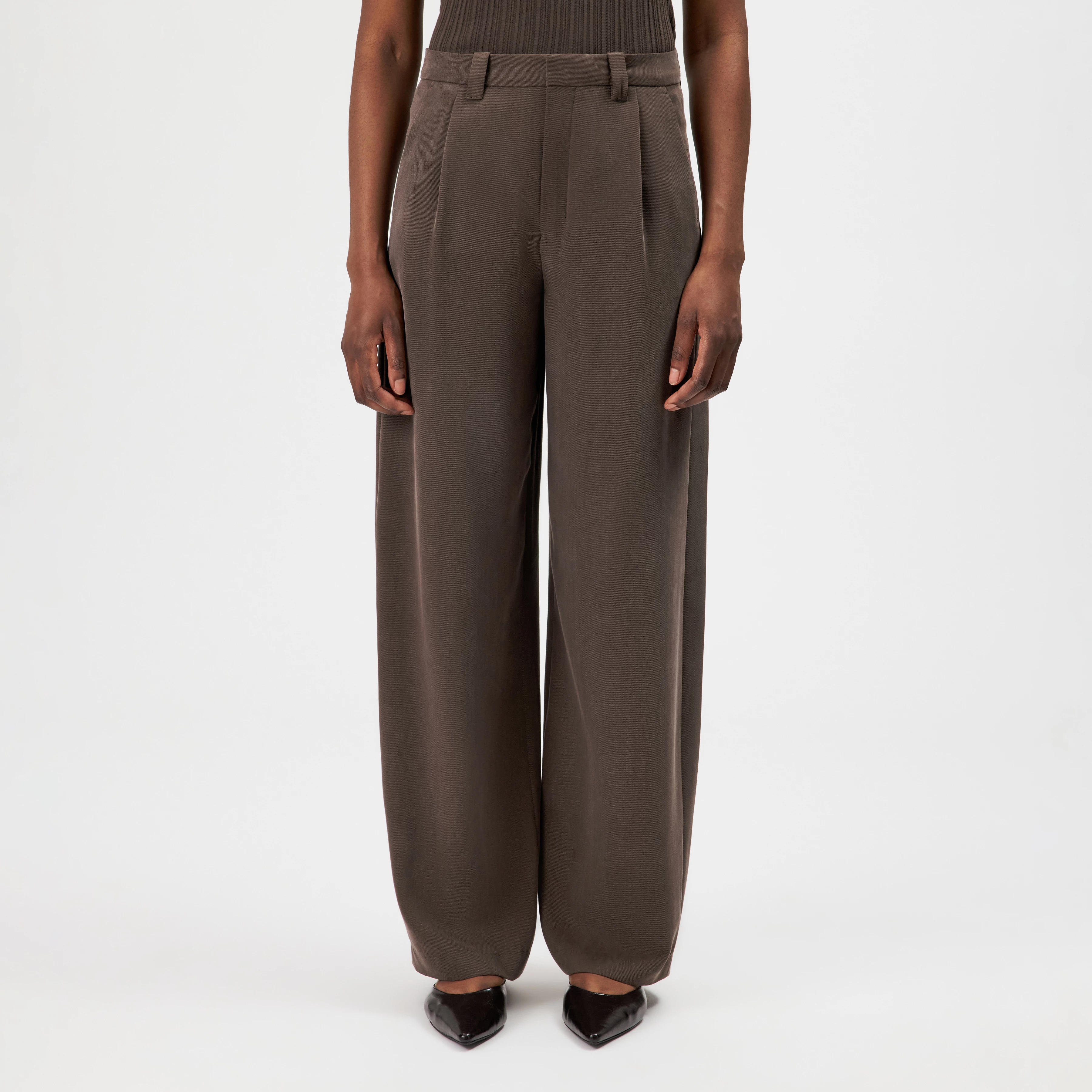 CRAWL - Pantalon à pinces en twill fluide - women - marron - Frontansicht