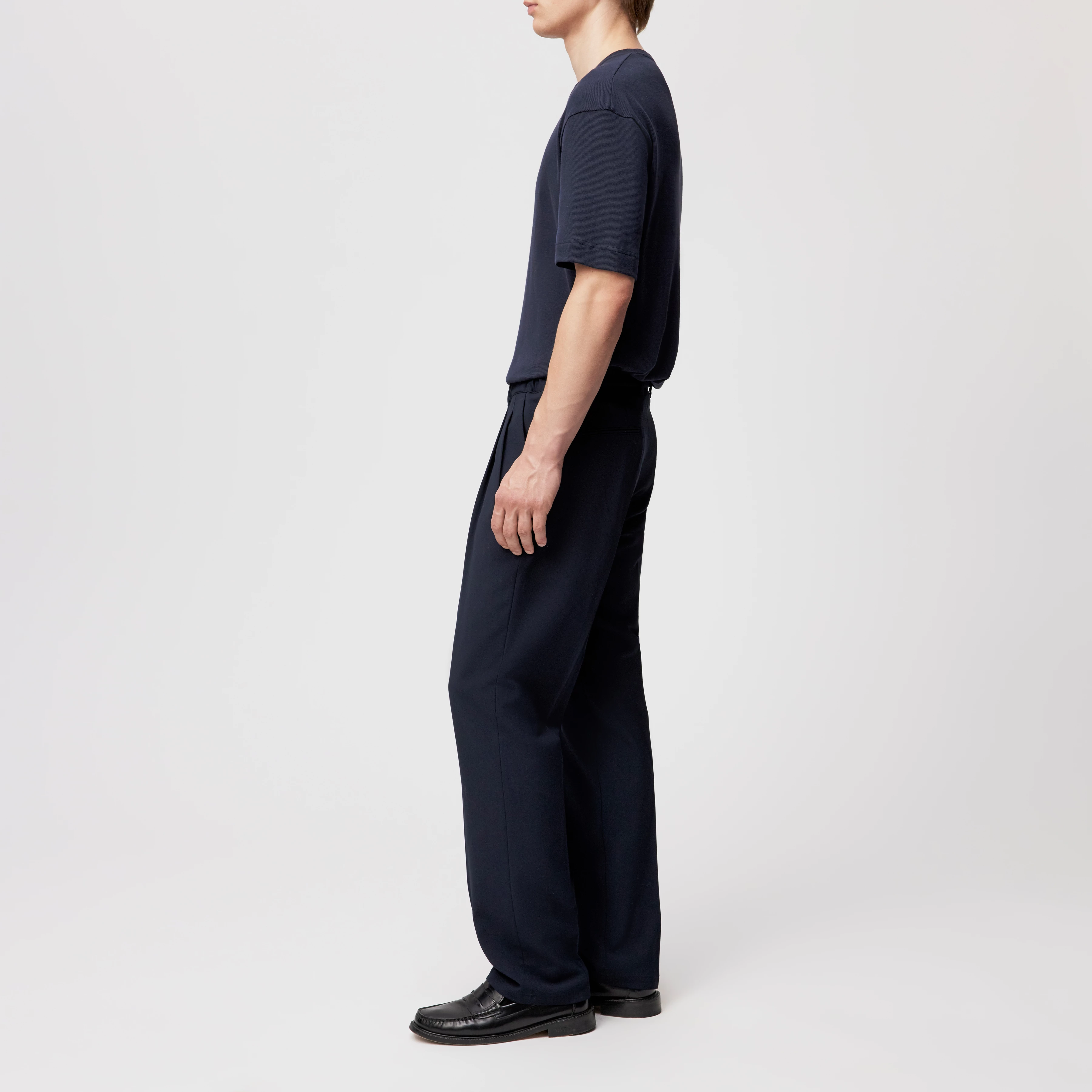 LEEK - Relaxed Fit Bundfaltenhose in Gabardine - Herren - blau - Seitenansicht