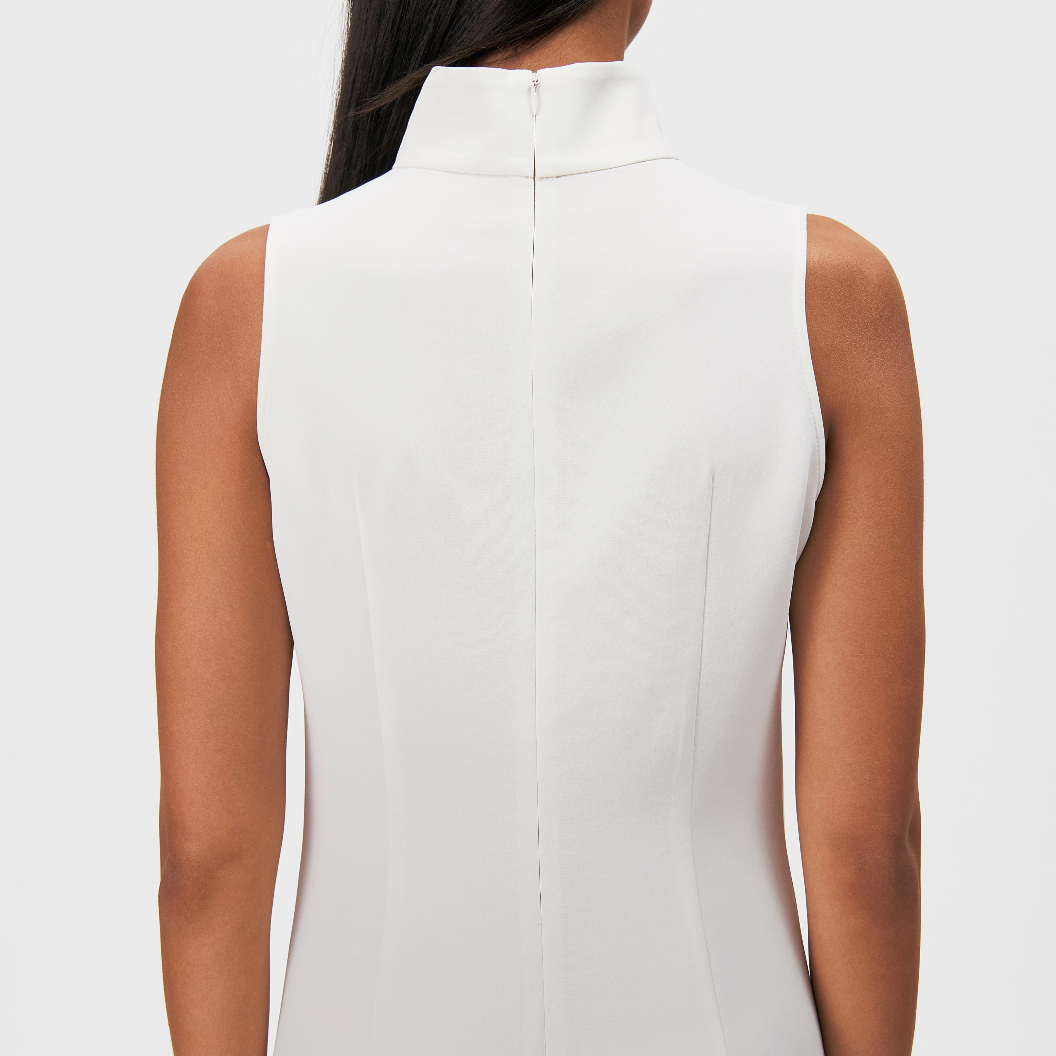 CAISIA_1 - Satin sleeveless maxi dress - women - off white - Detailansicht am Model