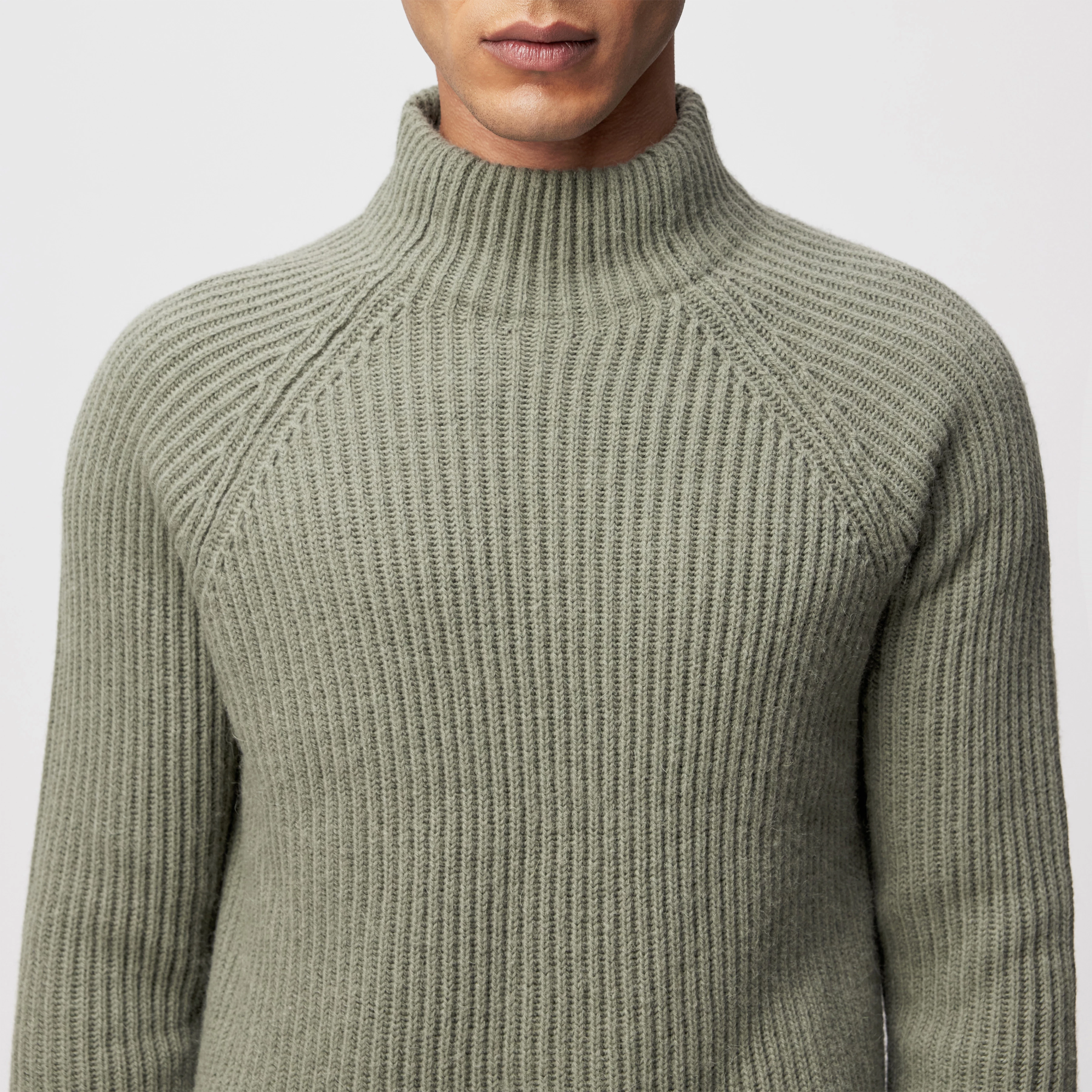 ARVID - Turtleneck jumper in wool and alpaca blend - men - green - Detailansicht am Model