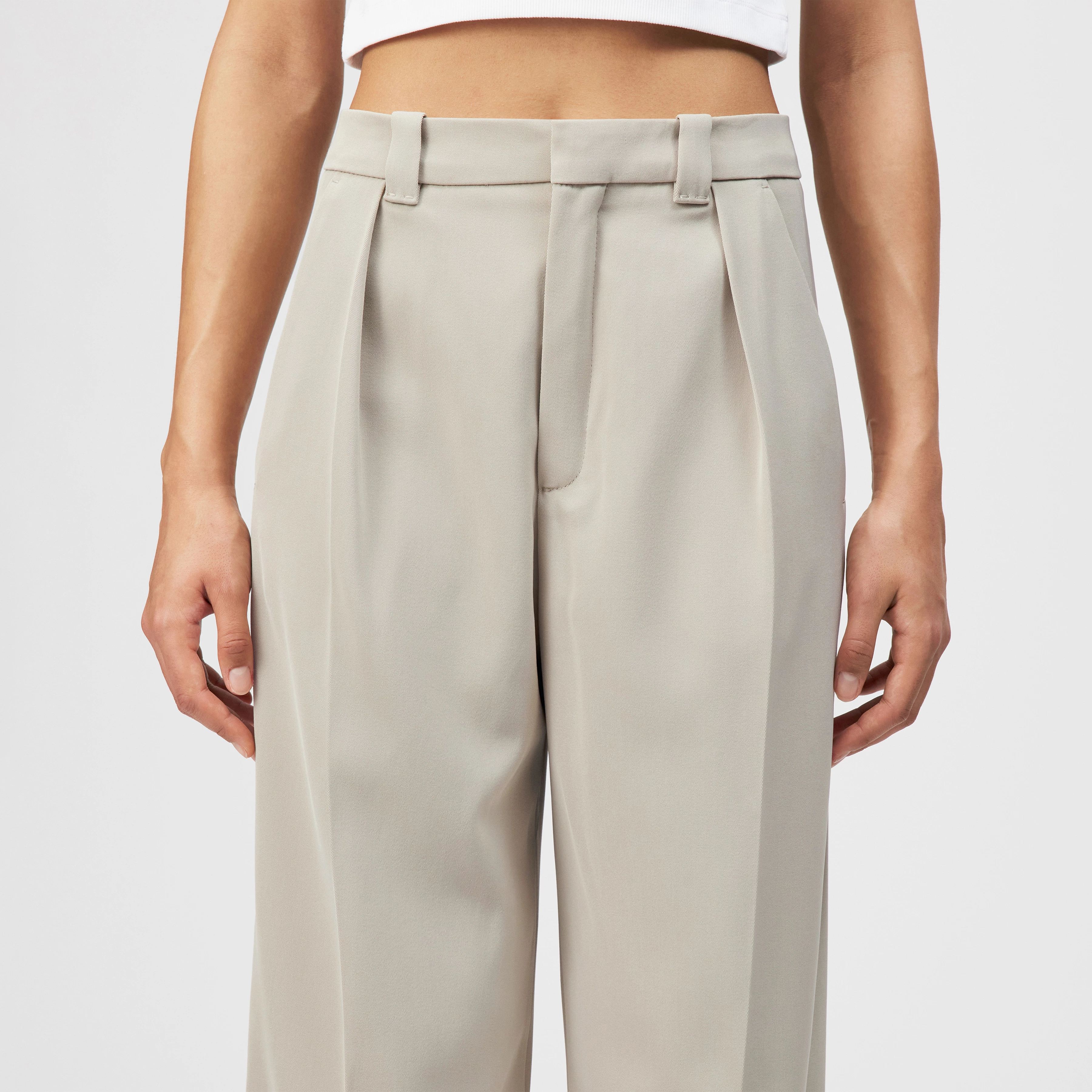 ADUCT - Tailored Pants mit geradem Bein in Techno-Twill - Damen - beige - Detailansicht am Model