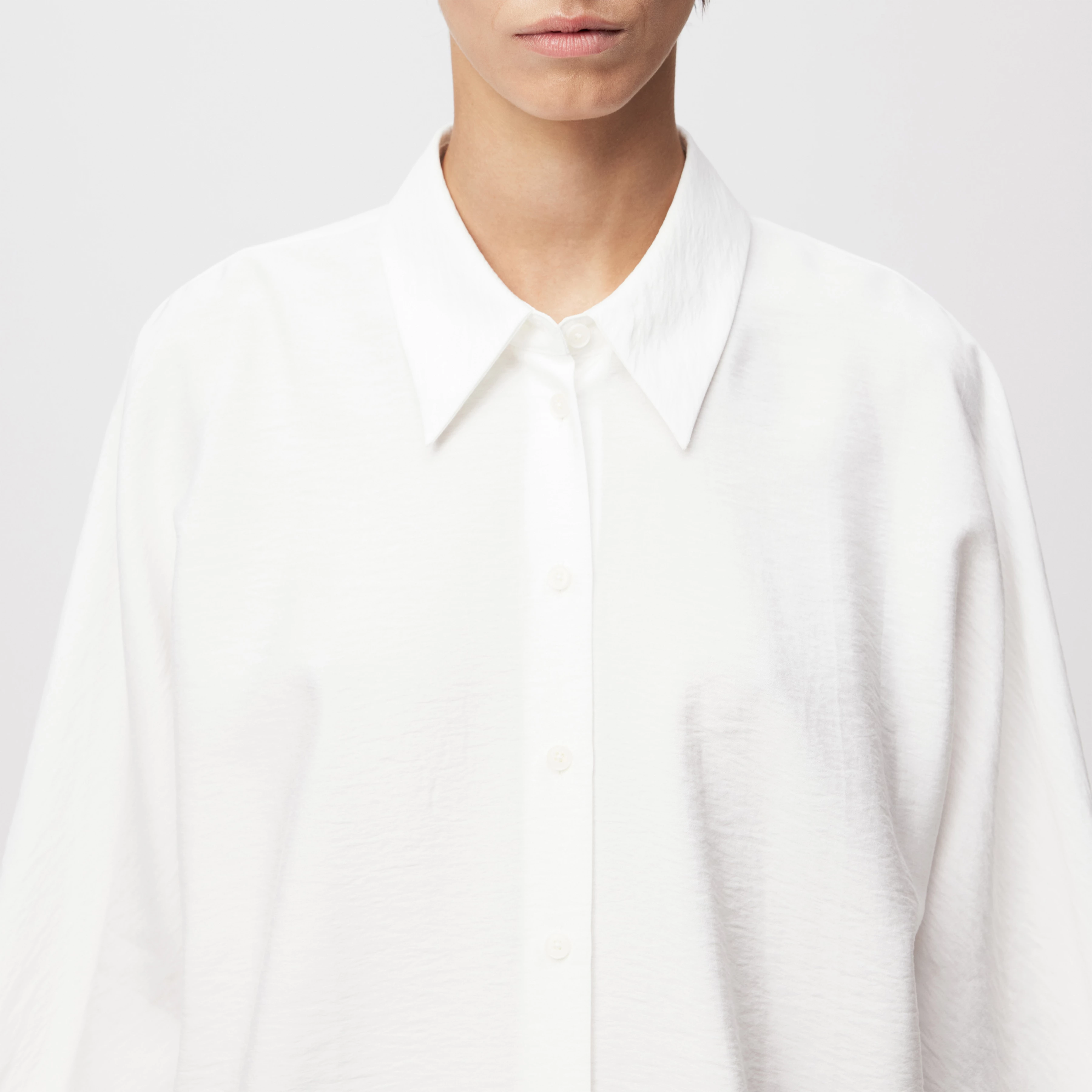 MOYALA - Bluse in Viskose-Mix - Damen - off white - Detailansicht am Model