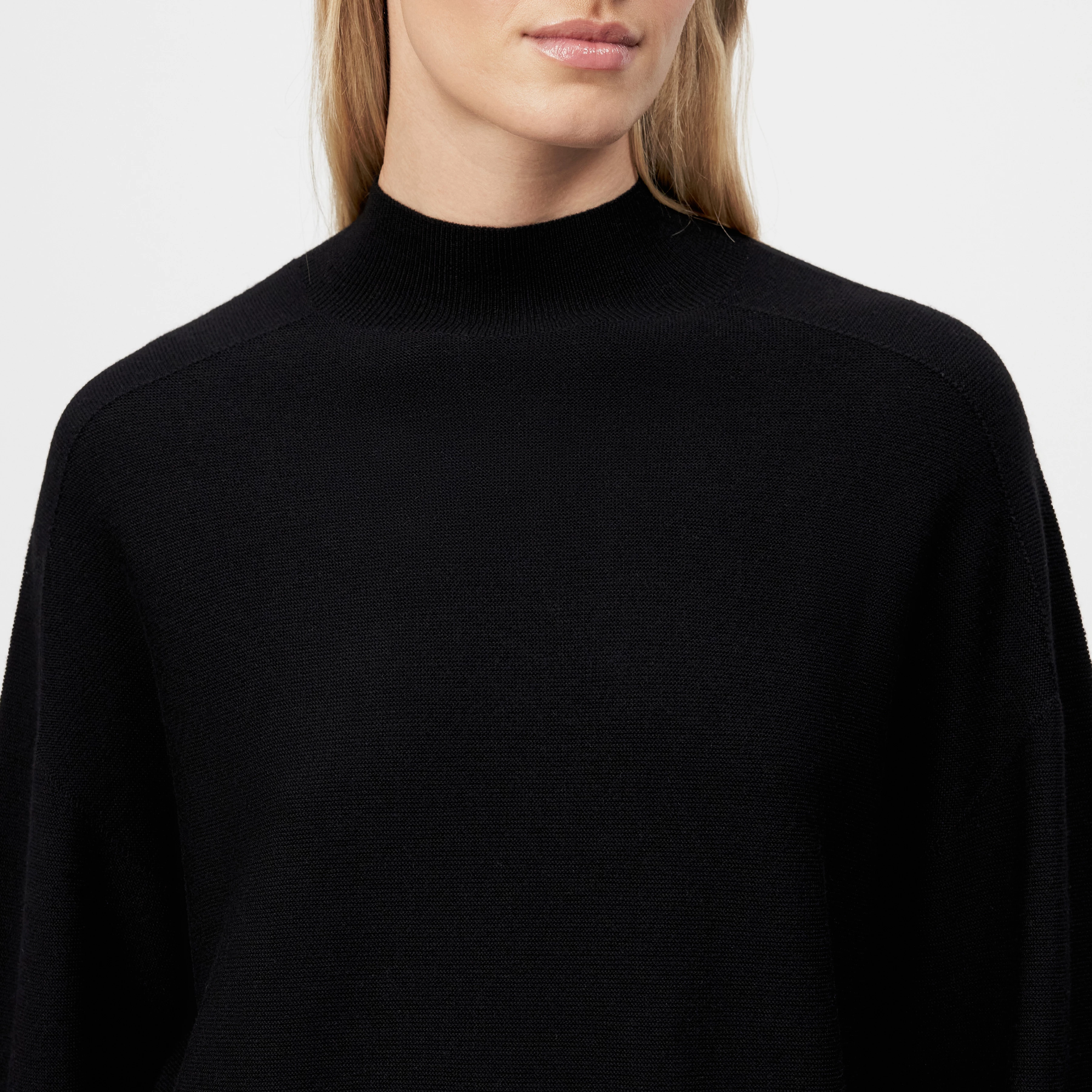 YUSUPHI - Oversized Minikleid in 100% Merinowolle - Damen - schwarz - Detailansicht am Model