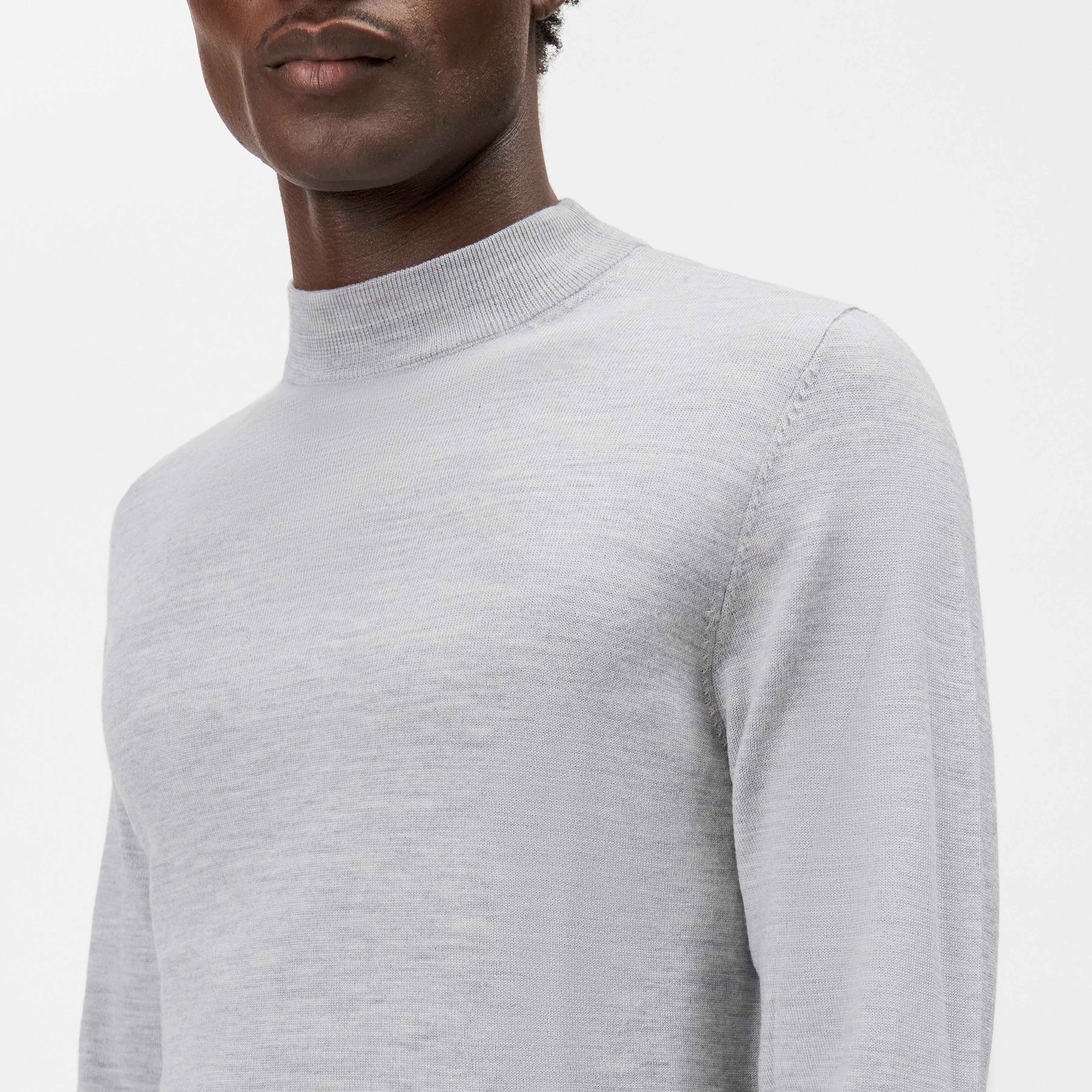 ARWON - Fitted turtleneck jumper in pure Merino wool - men - grey - Detailansicht am Model