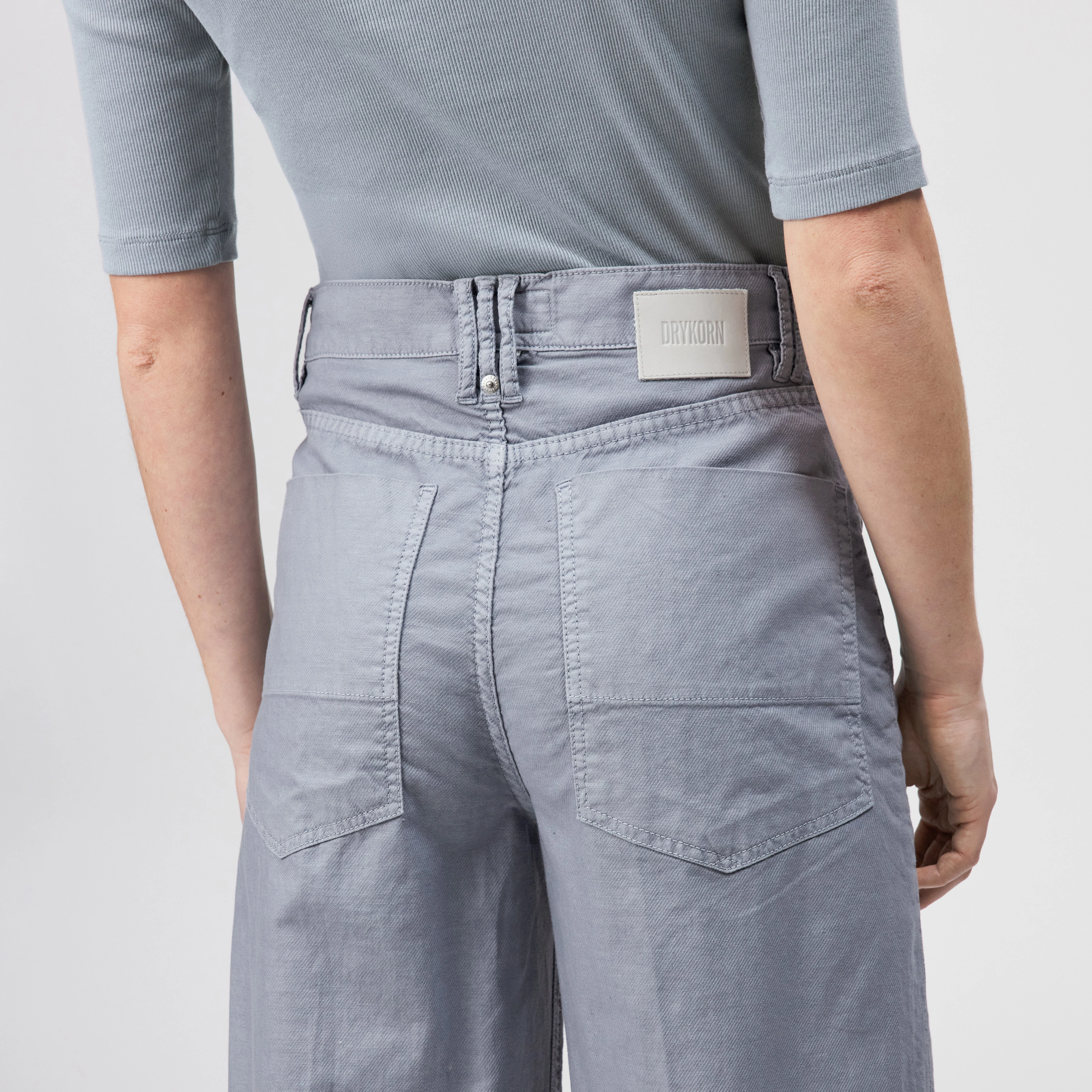 DERIVE - Mid-waist jeans in cotton-linen blend - women - blue - Detailansicht am Model