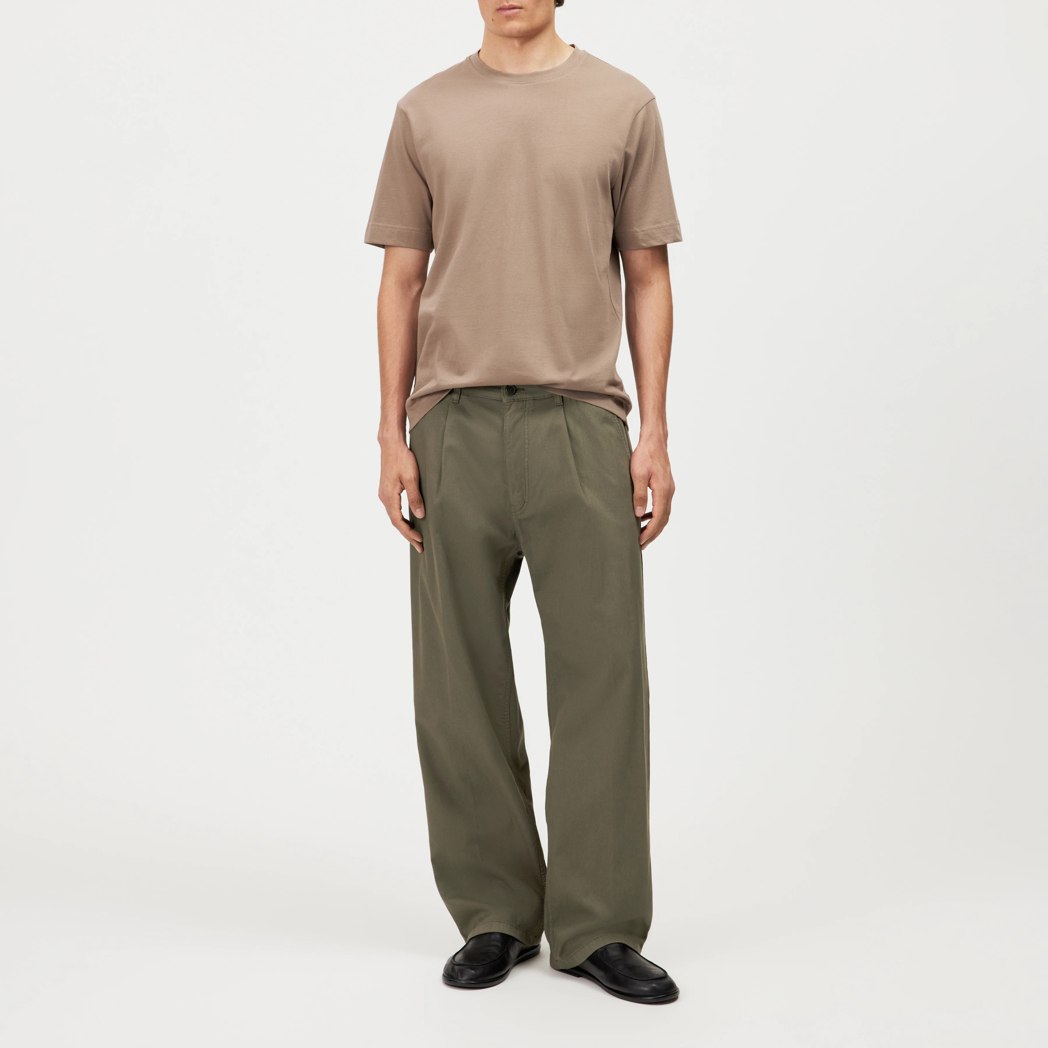 RIKKAD - Wide pleat-front cotton trousers - men - green - Ganzkörper-Frontansicht