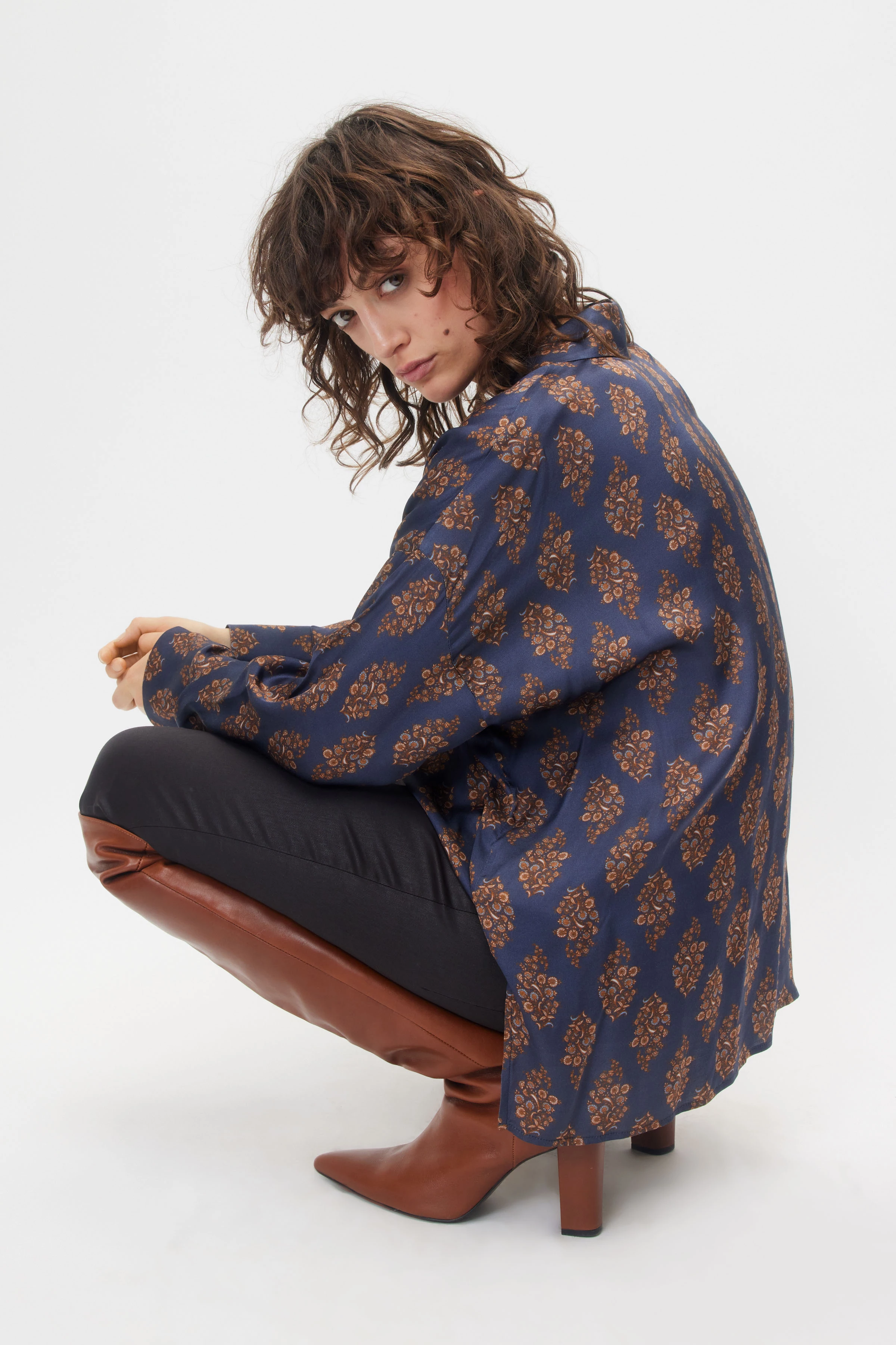 CLOELIA - viskoe satin shirt blouse - women - blue - Detailansicht am Model