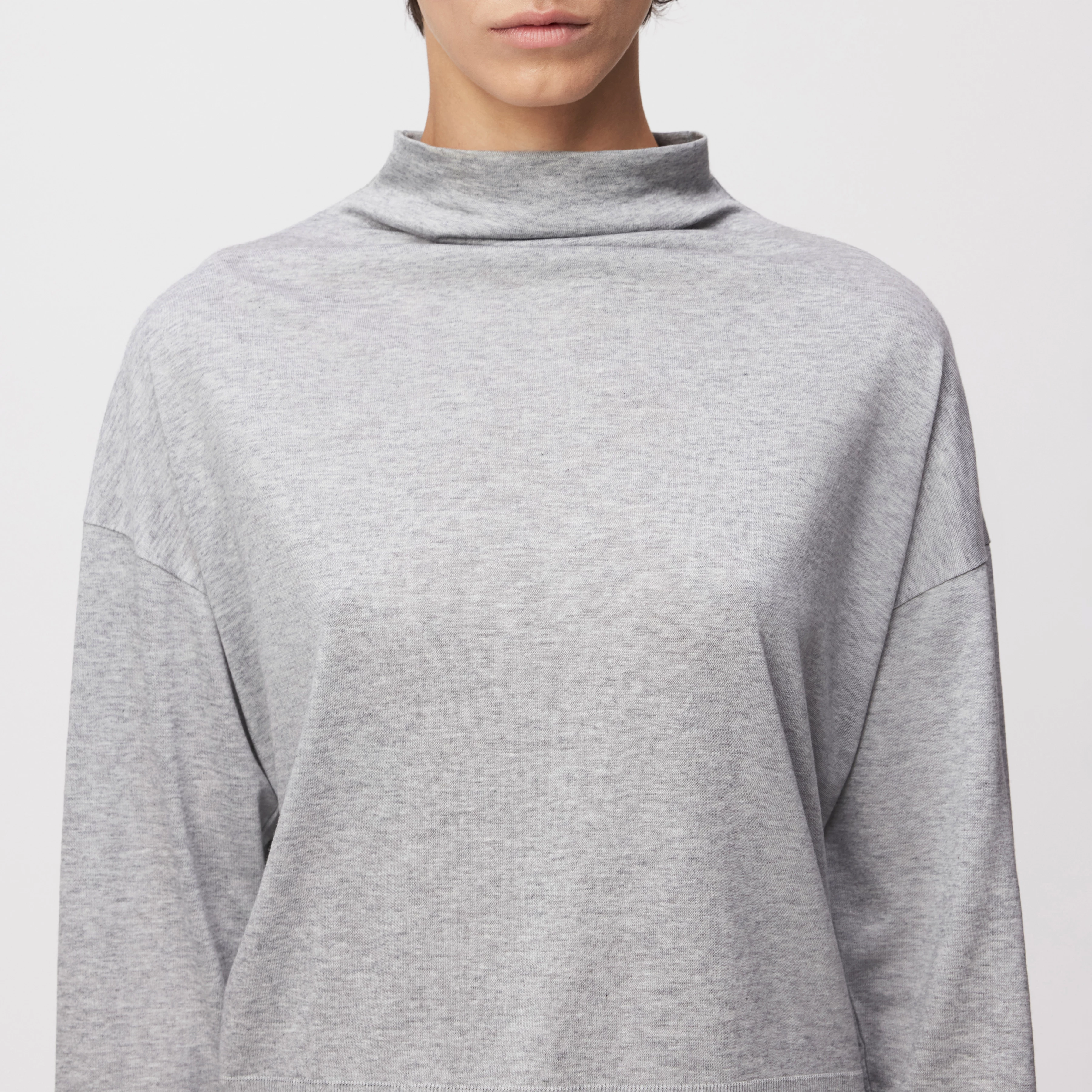 KORINA - Batwing long-sleeved top in lyocell-cotton blend - women - grey - Detailansicht am Model