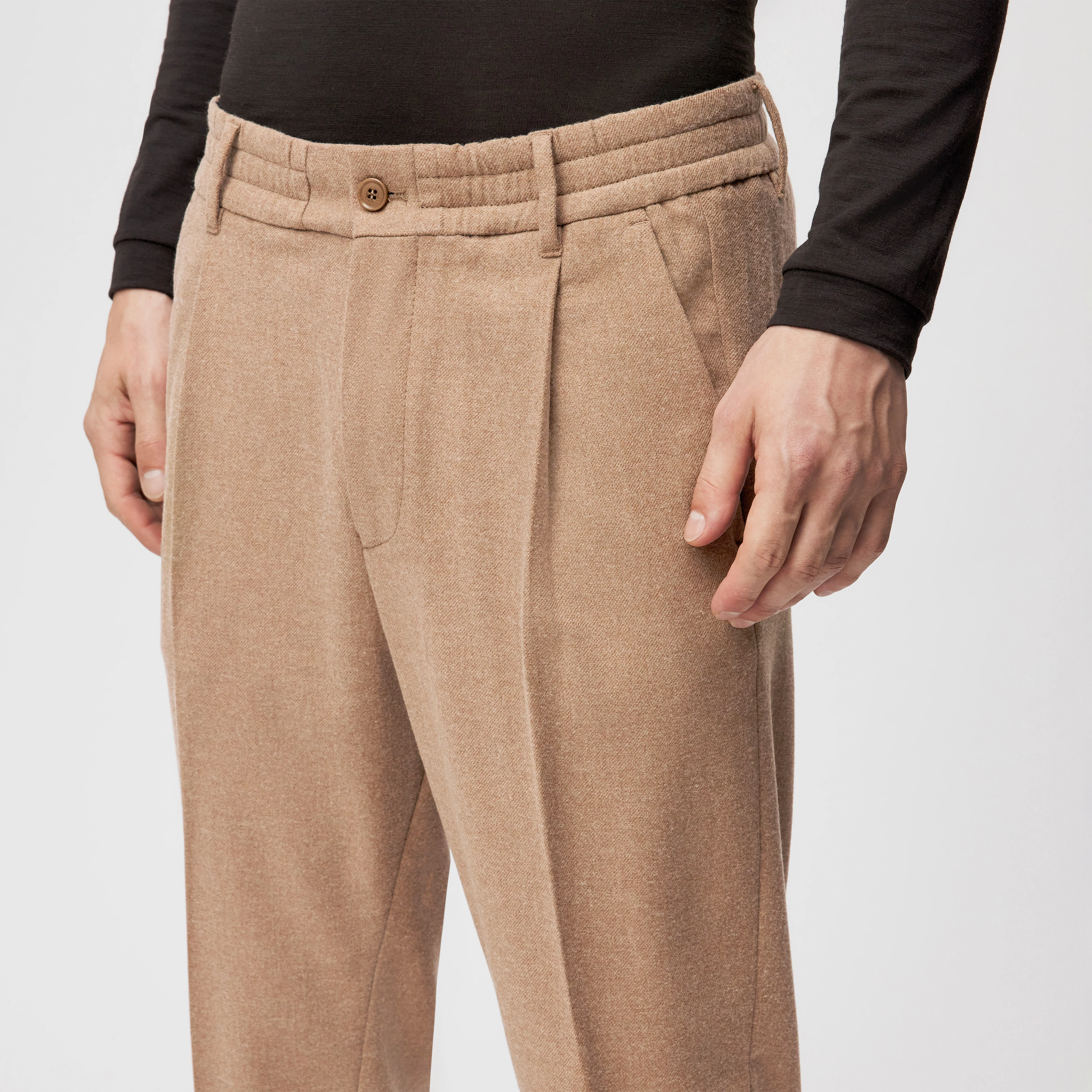 CHASY - Casual Hose mit Bundfalte in softem Woll-Flanell - Herren - braun - Detailansicht am Model