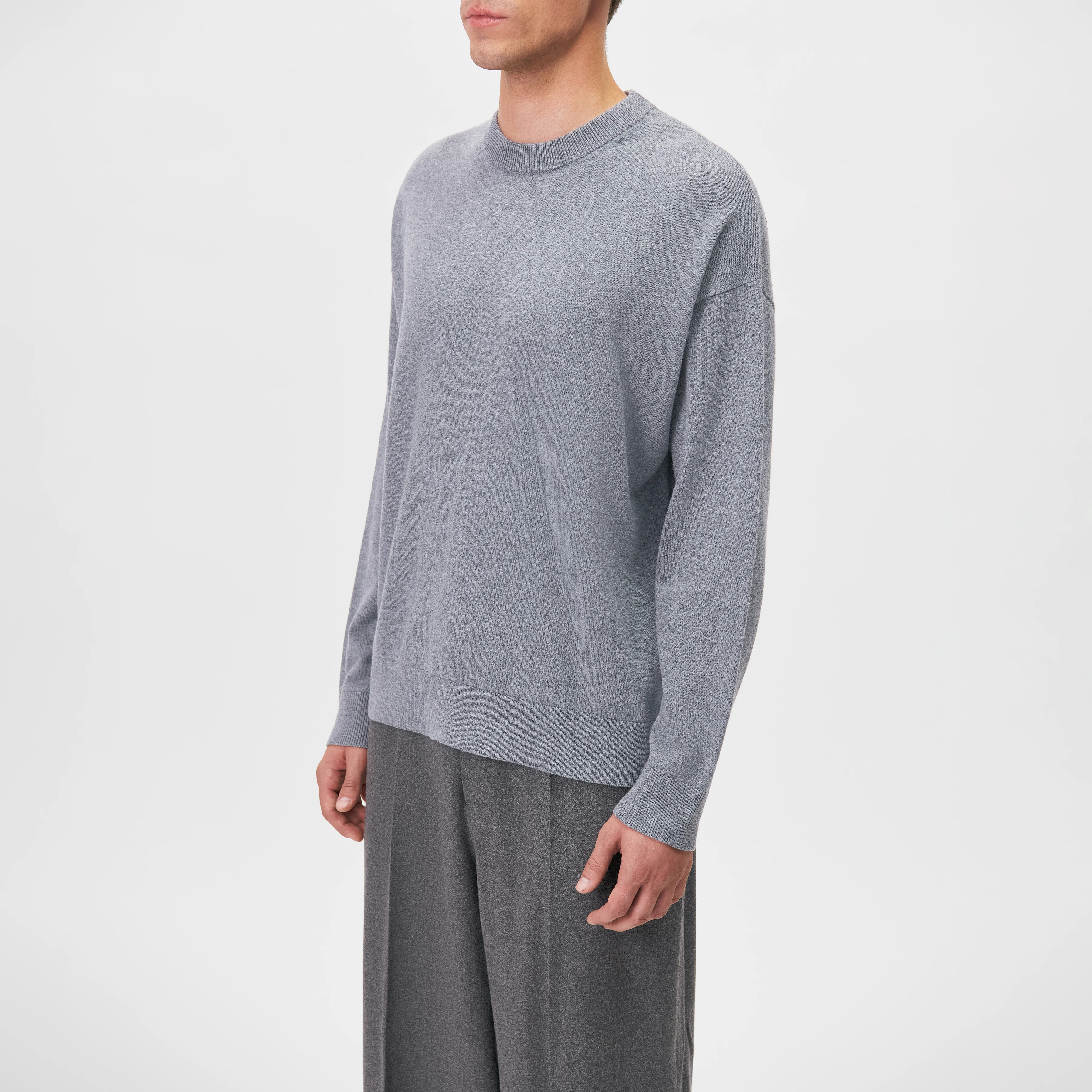 VALDRIK - Rundhals Pullover in boxy fit - Herren - grau - Detailansicht am Model