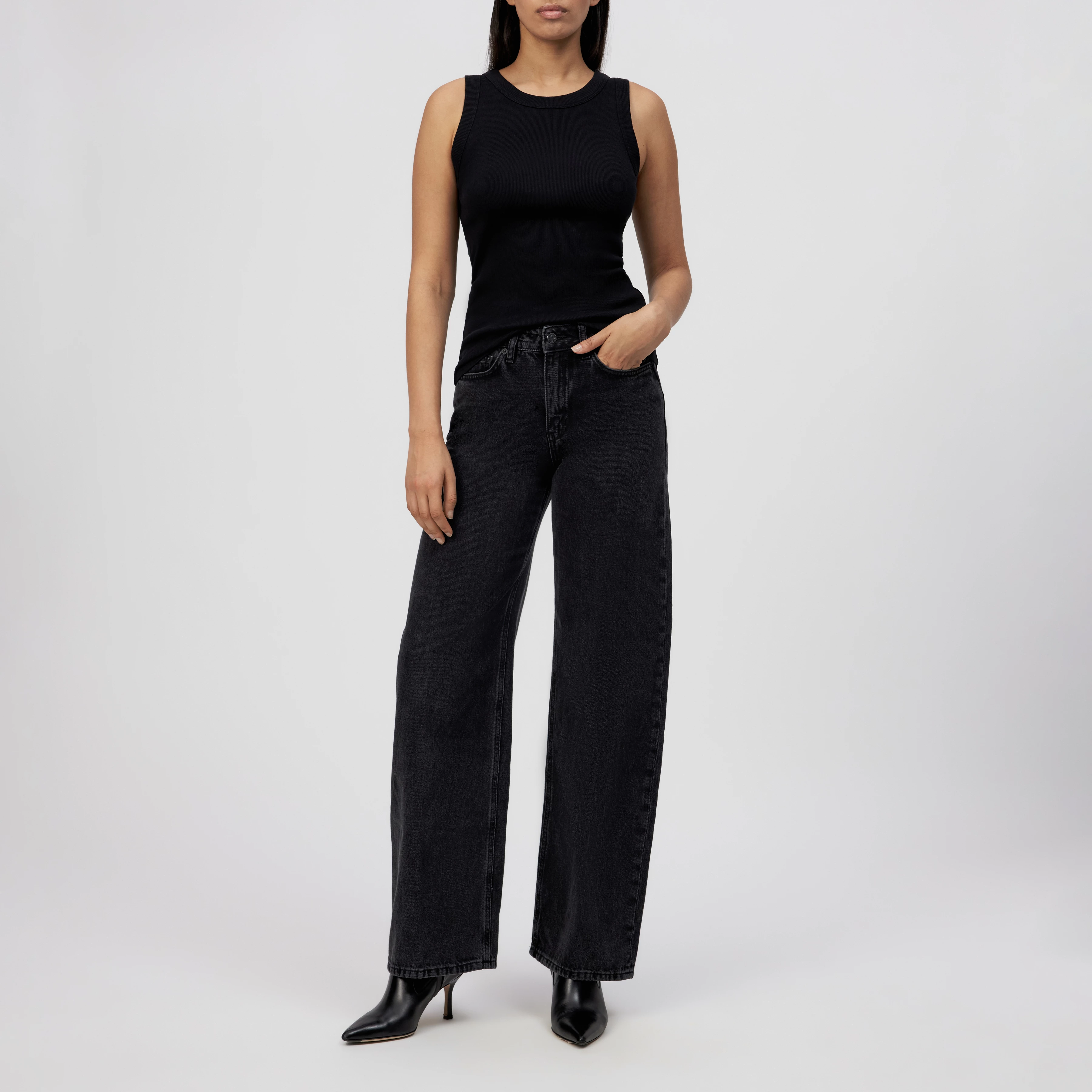 OLINA - Tanktop mit Rundhals in Baumwoll-Rippe - Damen - schwarz - Ganzkörper-Frontansicht