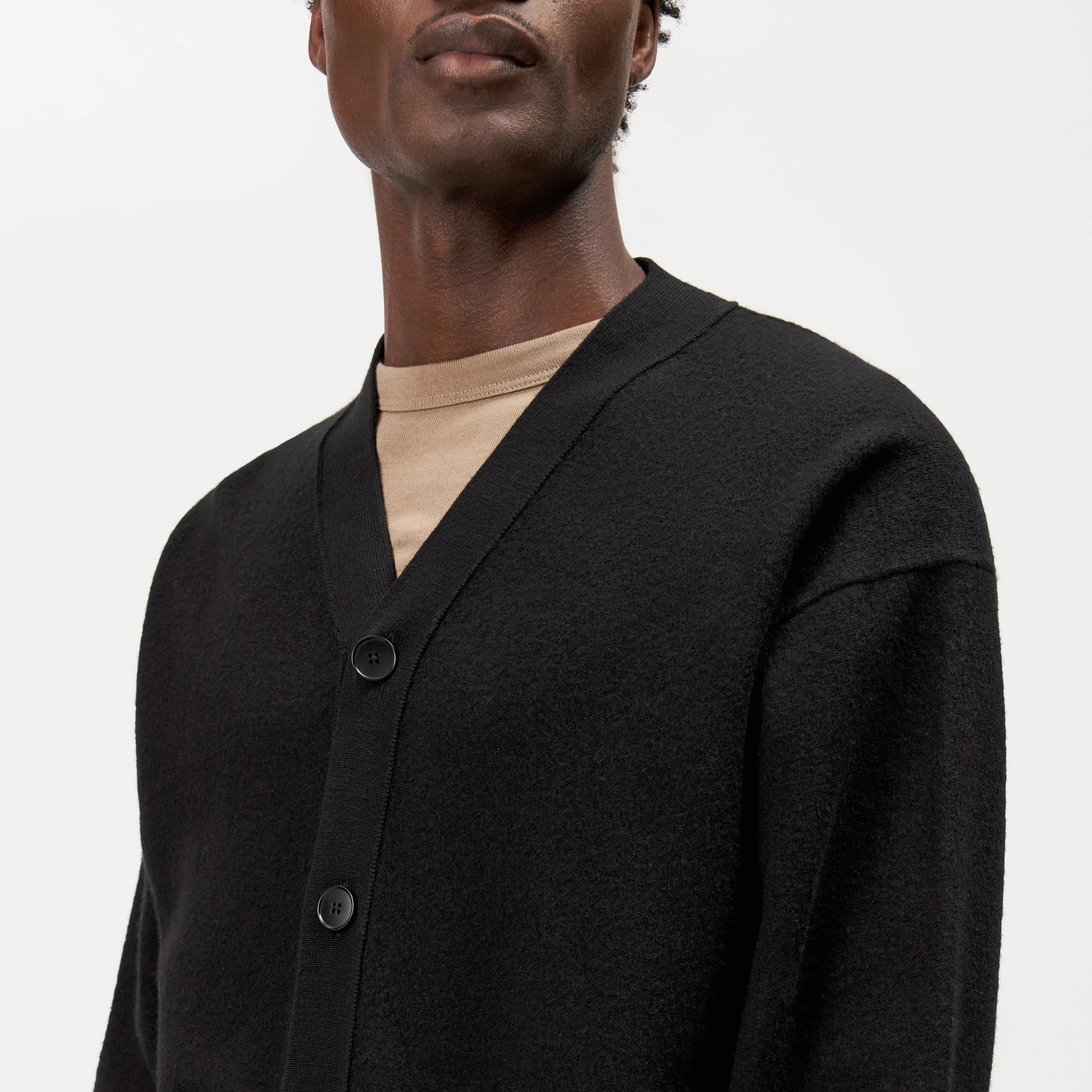 THEELO - Pure wool V-neck cardigan - men - black - Detailansicht am Model