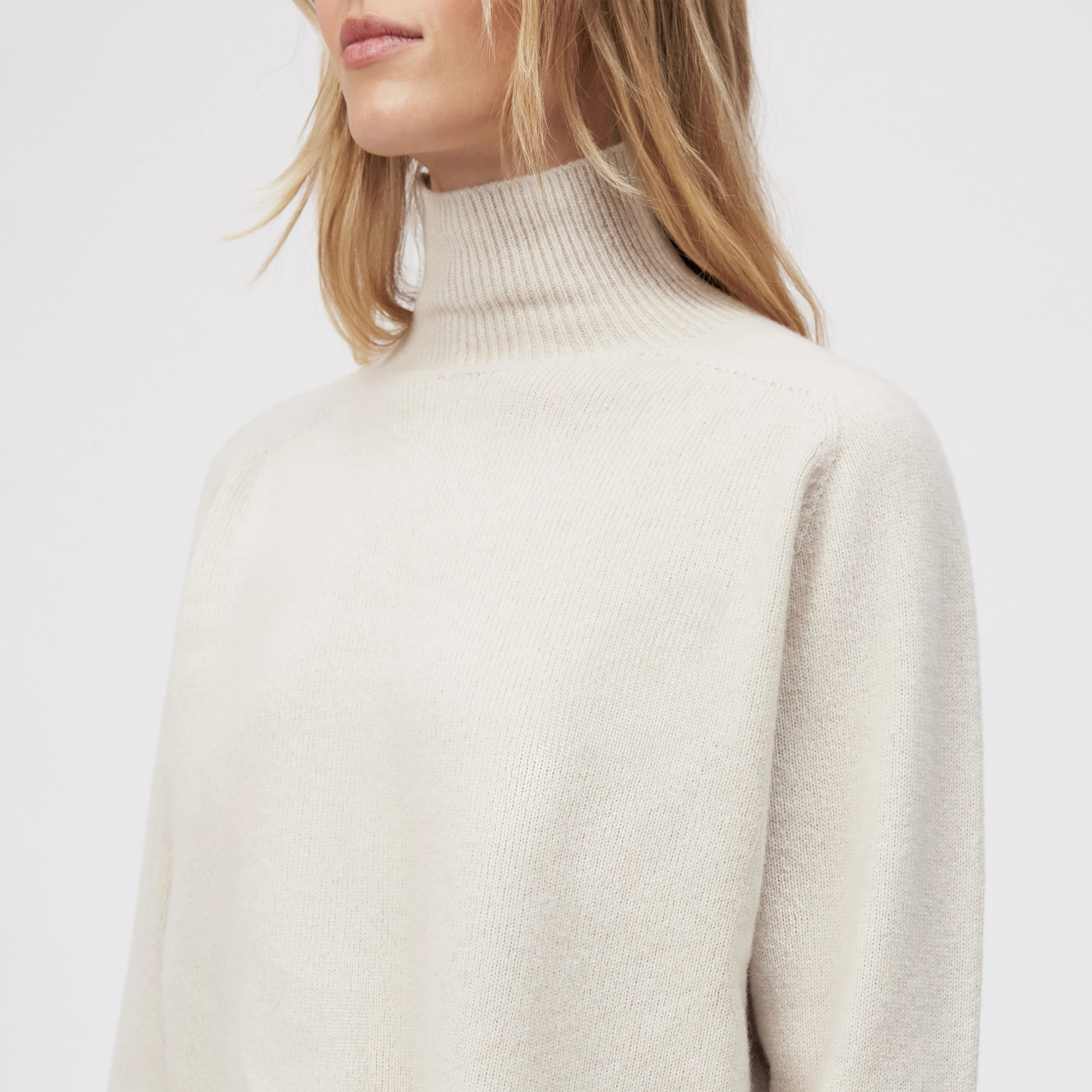 LYZIMA - Rollkragenpullover in Schurwolle - Damen - beige - Detailansicht am Model