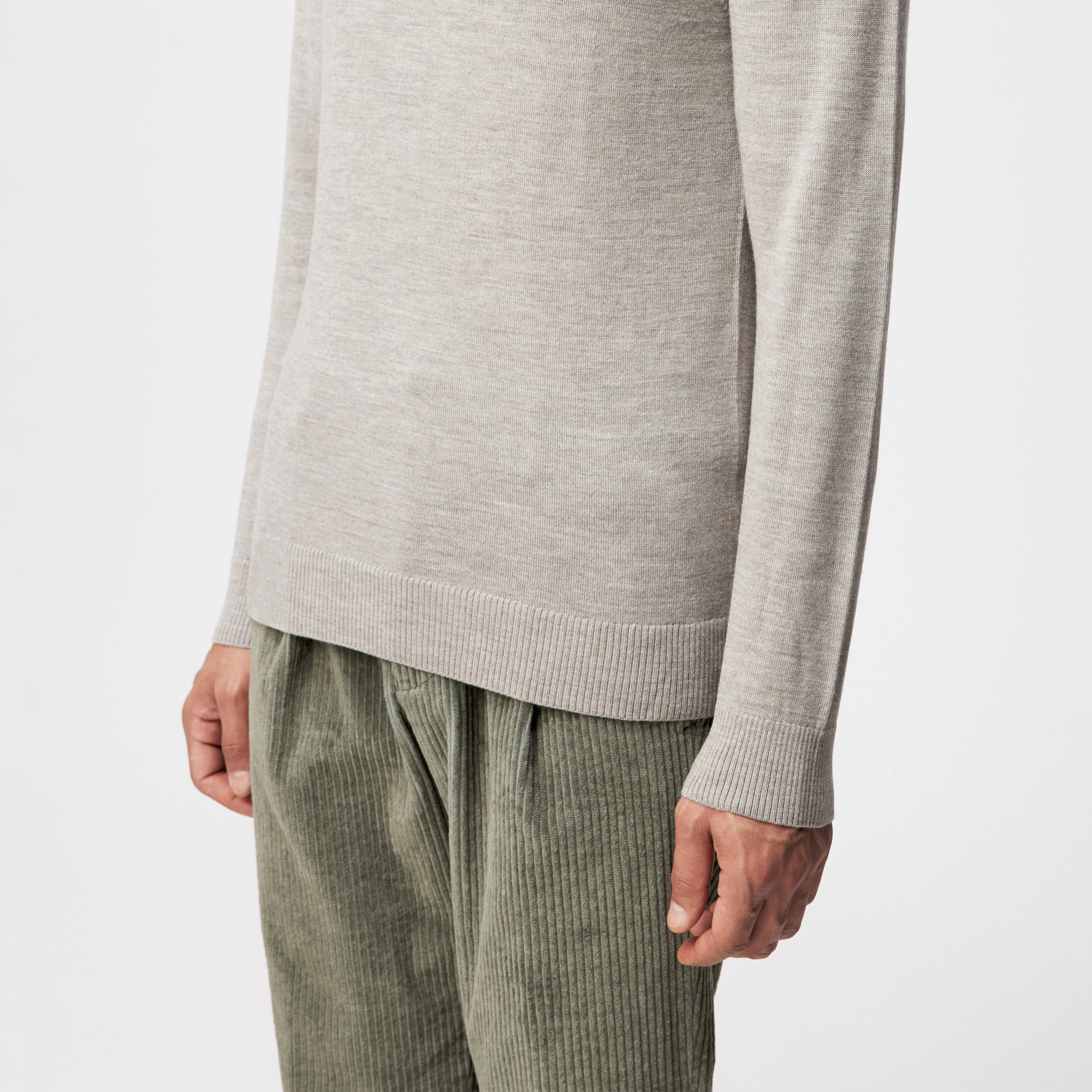 WATSON - Strickpullover mit Turtle in 100% Merinowolle - Herren - beige - Detailansicht am Model