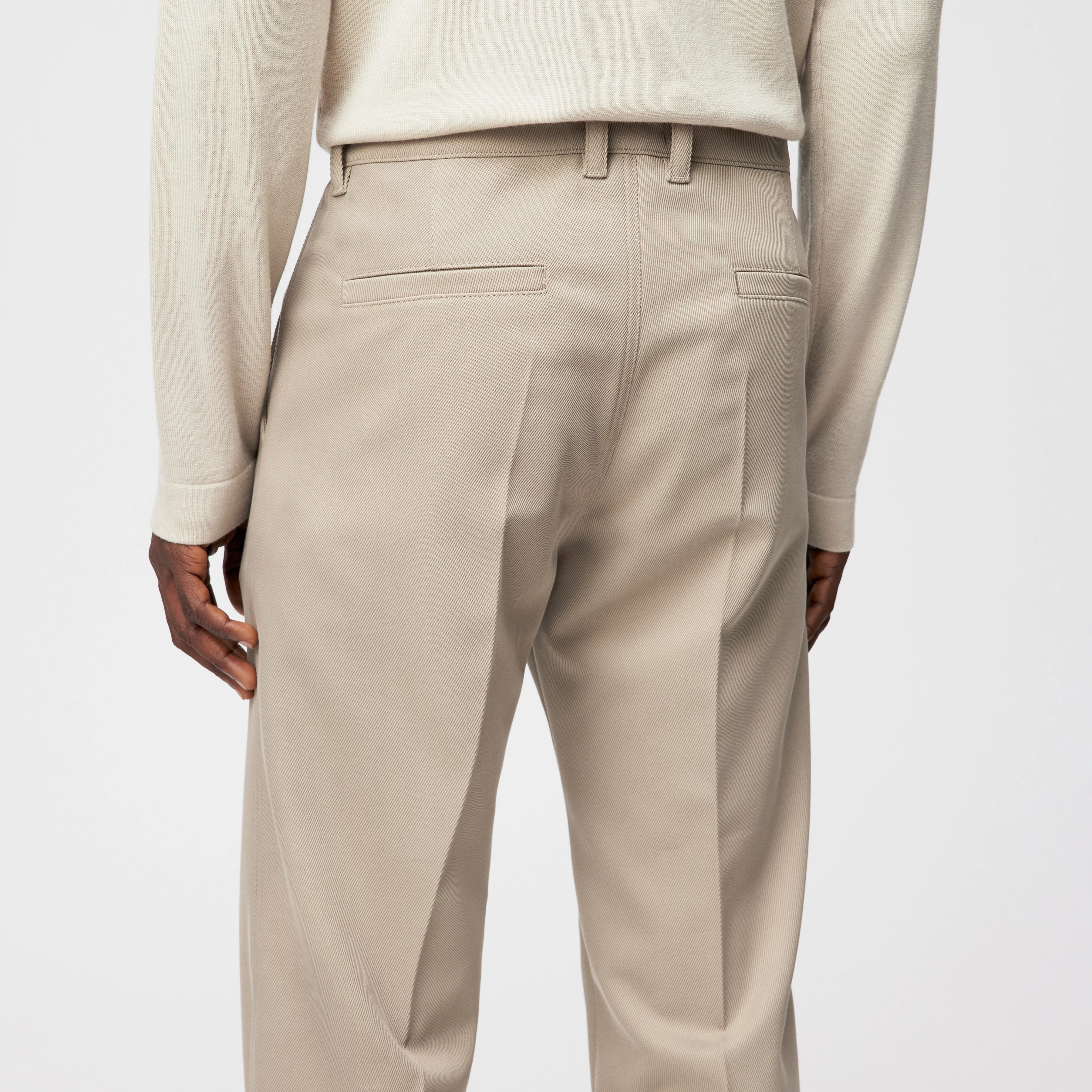 TAVIC - Moderne Chino in Viskose-Mix - Herren - beige - Detailansicht am Model