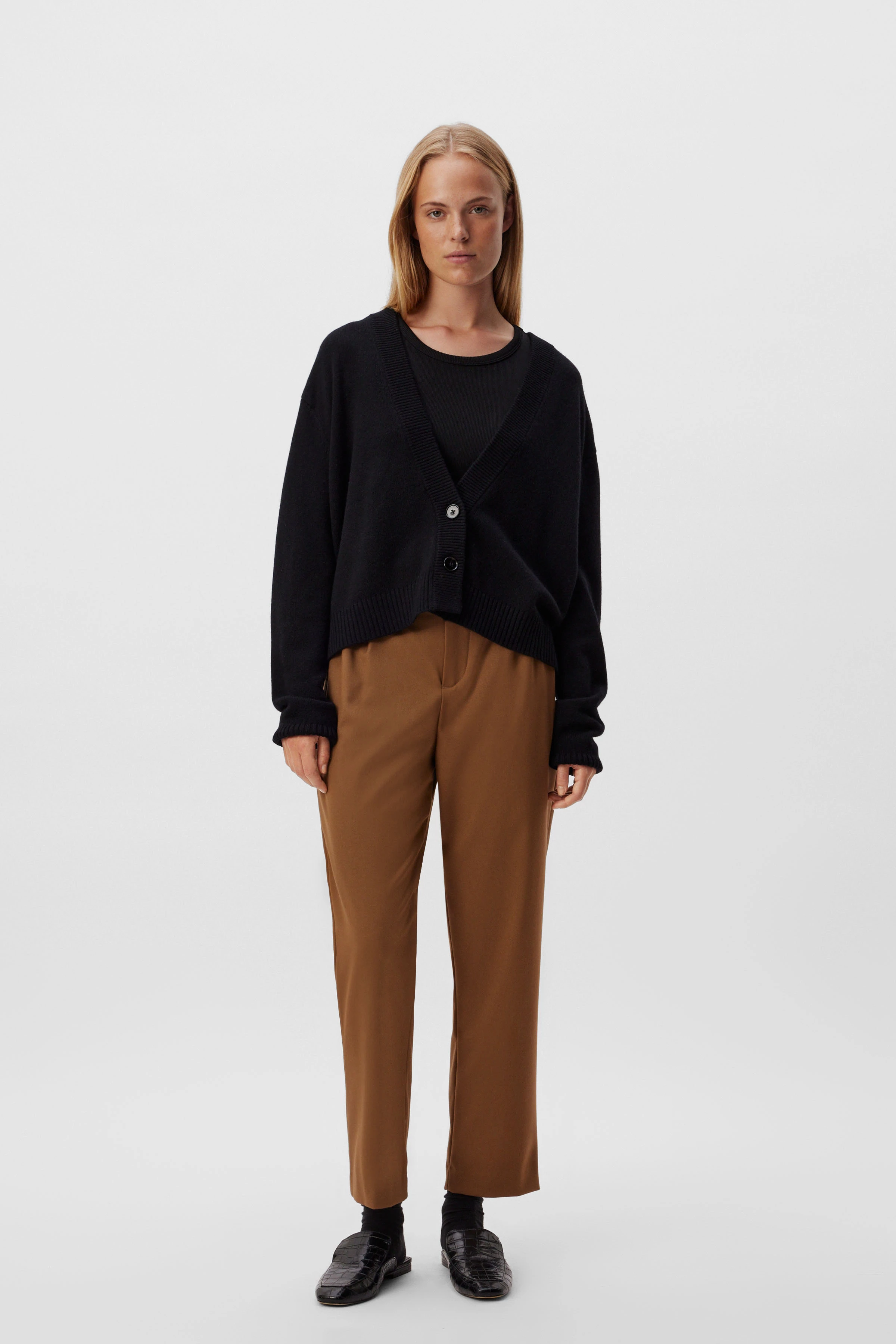 SONTJE - Strickjacke in Kaschmir-Woll-Mix - Damen - schwarz - Ganzkörper-Frontansicht