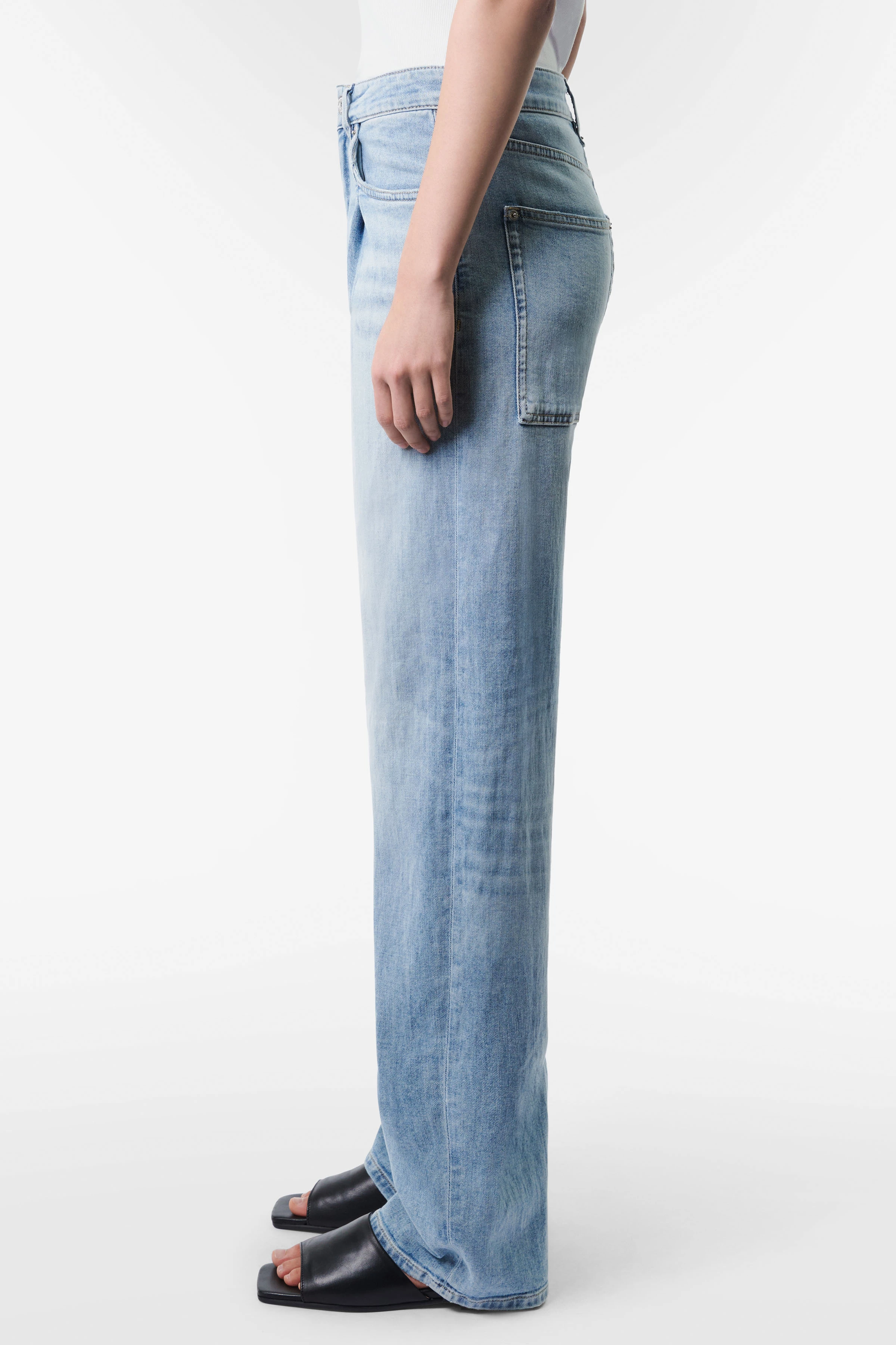THINK - Mid-Waist Jeans mit Bügelfalte in Light-Blue - Damen - blau - Seitenansicht