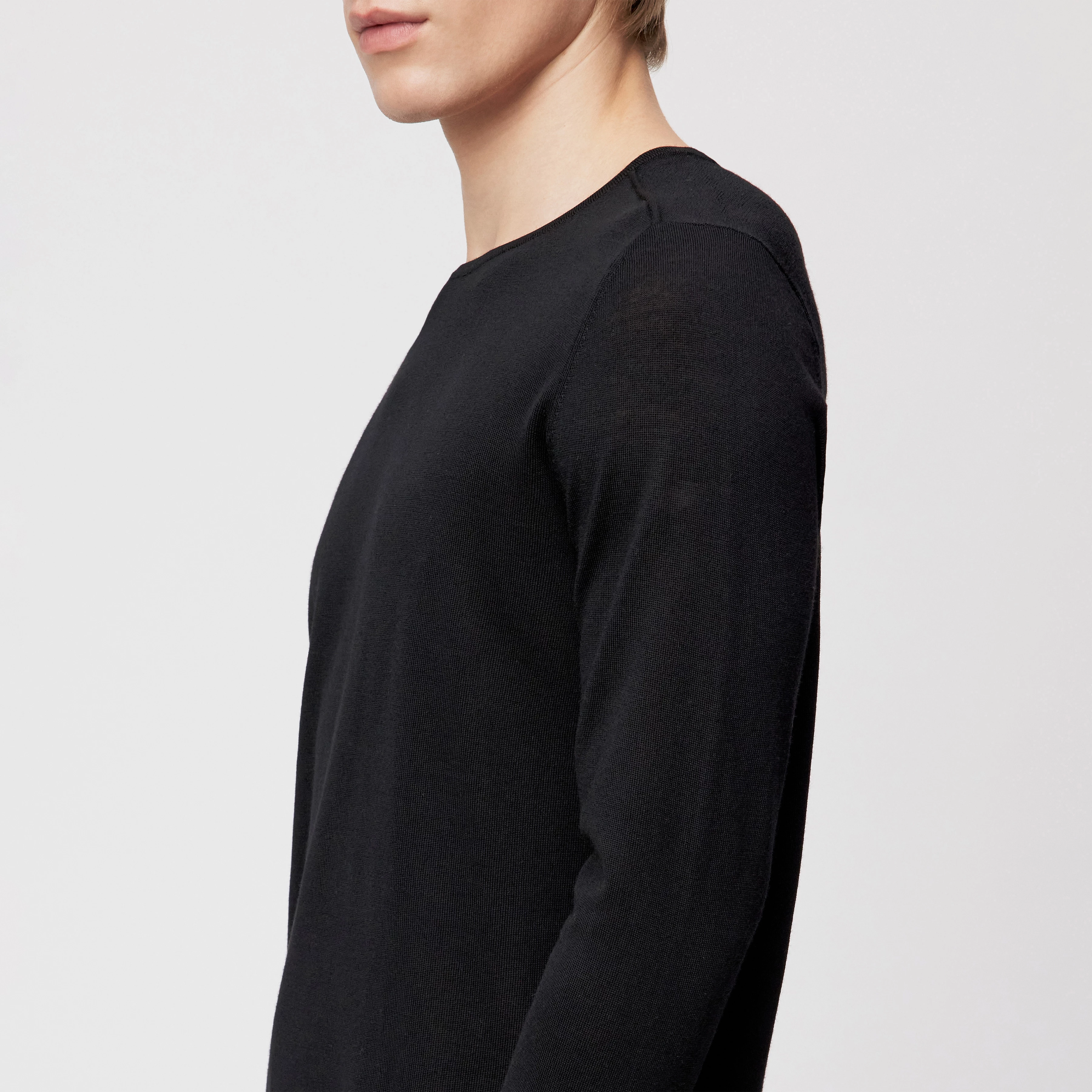 RIKONO - Strickpullover in feiner Merinowolle - Herren - schwarz - Detailansicht am Model