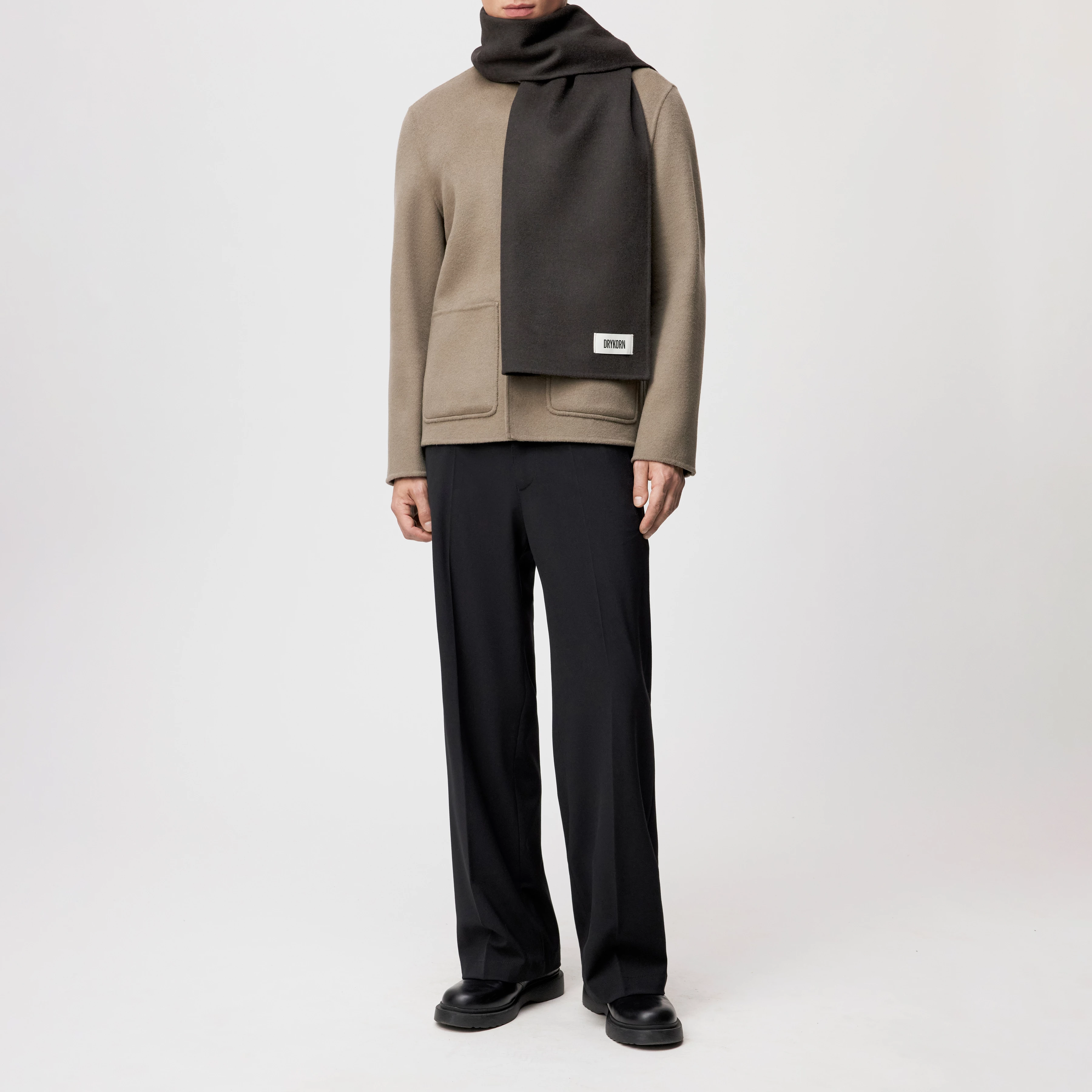 JARI - Schal in Woll-Doubleface - Unisex - braun - Ganzkörper-Frontansicht