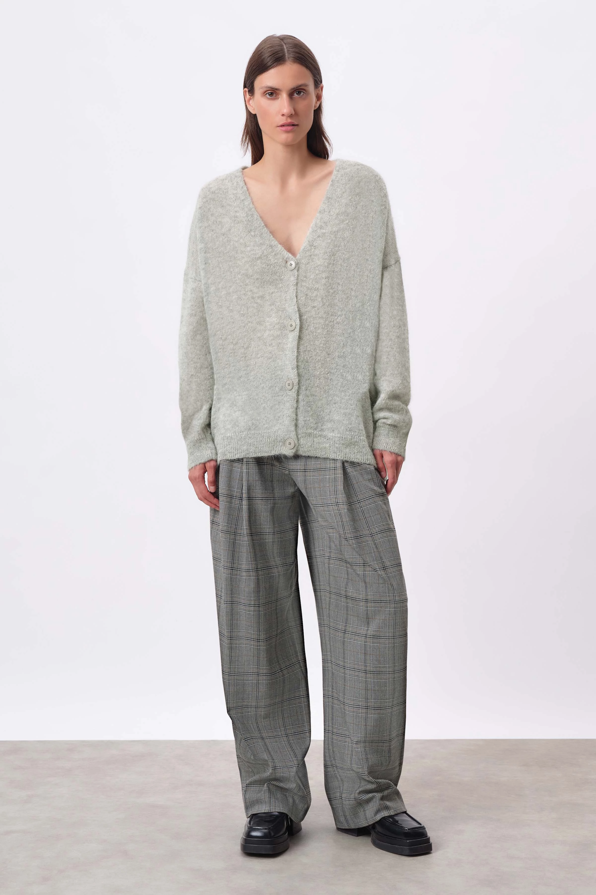 TYLLA - Lange Strickjacke in luxuriösem Suri Baby-Alpaka Mix - Damen - grau - Ganzkörper-Frontansicht