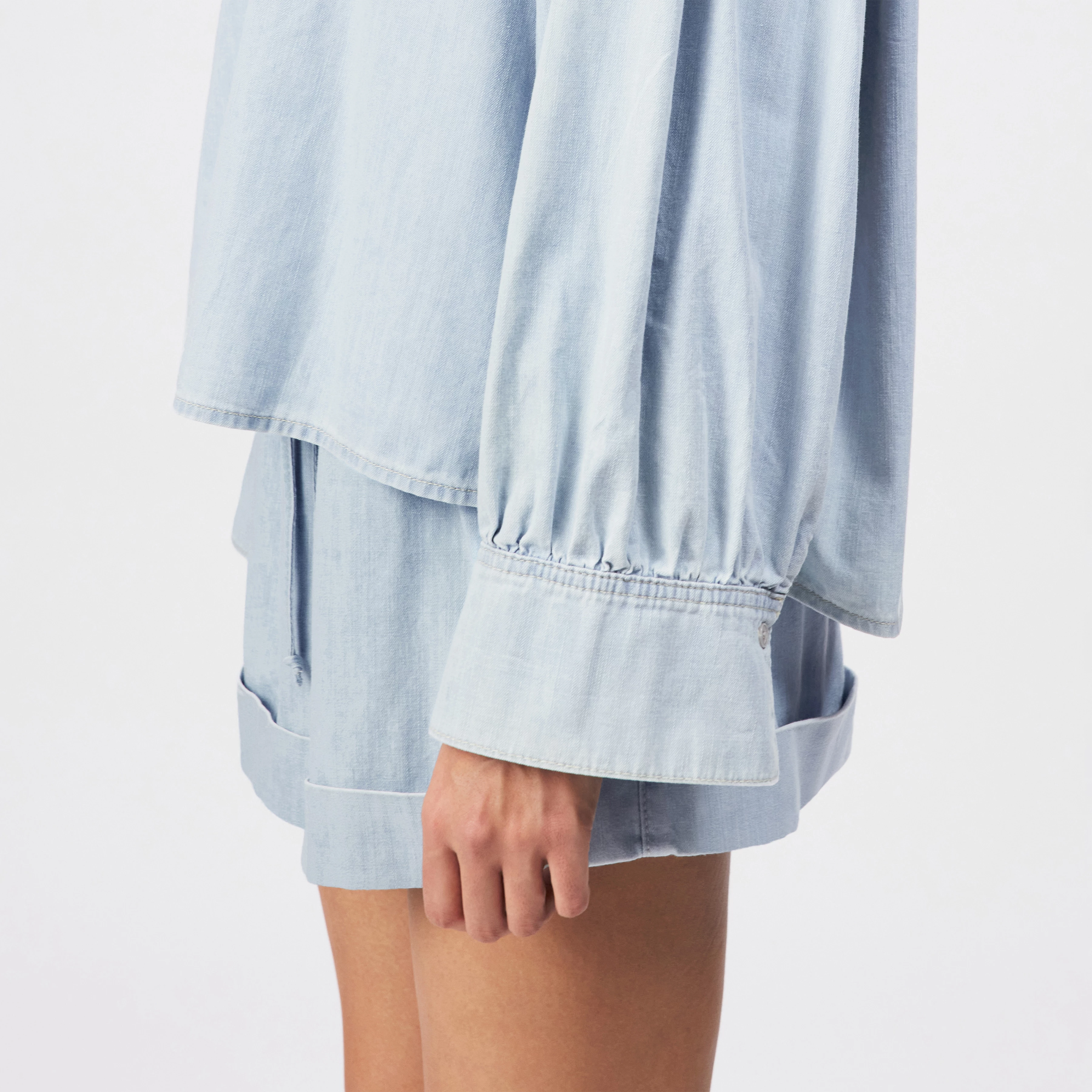 SELENI - Hemdbluse in reiner Baumwolle - Damen - blau - Detailansicht am Model