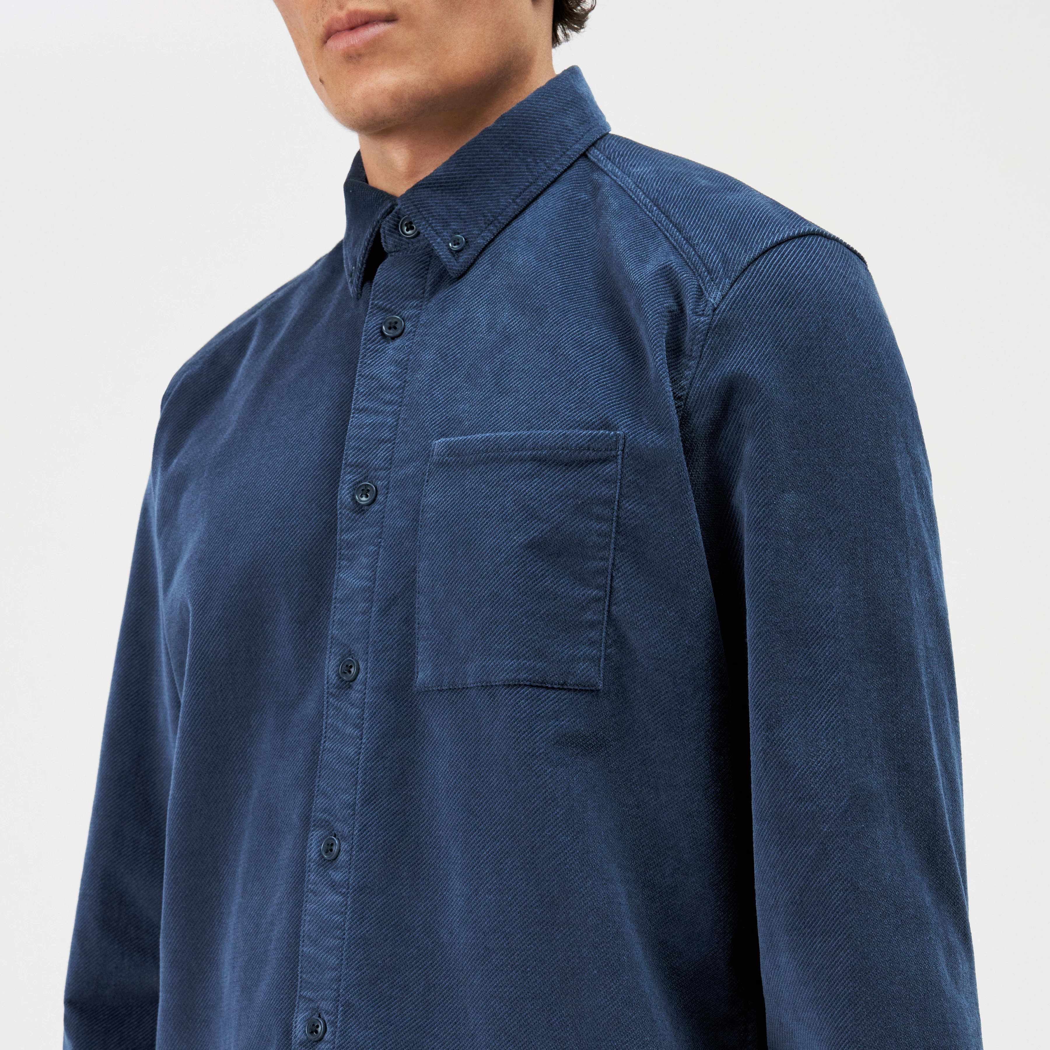 LIET_3 - Button-Down Hemd in Samt-Optik - Herren - blau - Detailansicht am Model