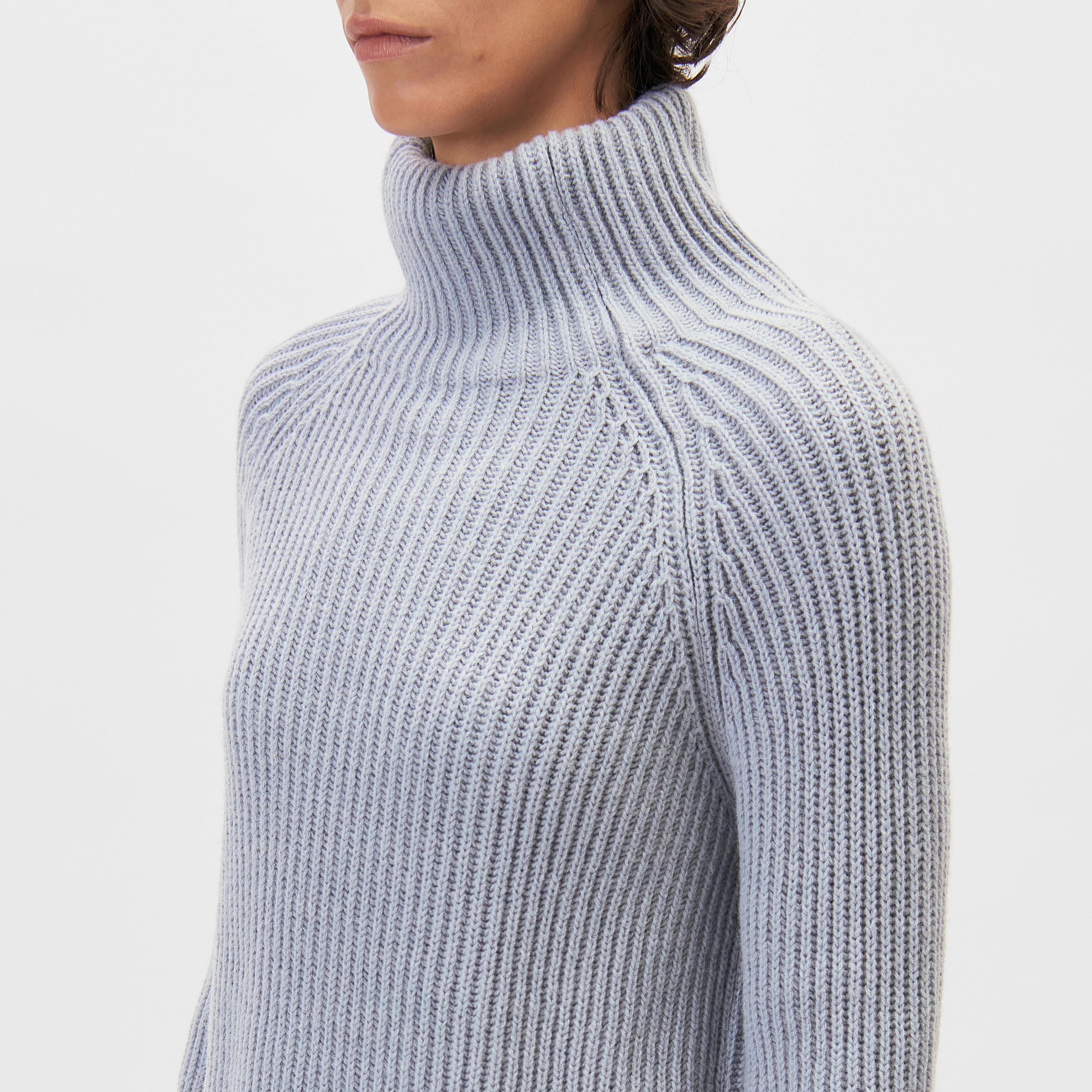 ARWEN - Rollkragenpullover in Woll-Alpakamix - Damen - blau - Detailansicht am Model