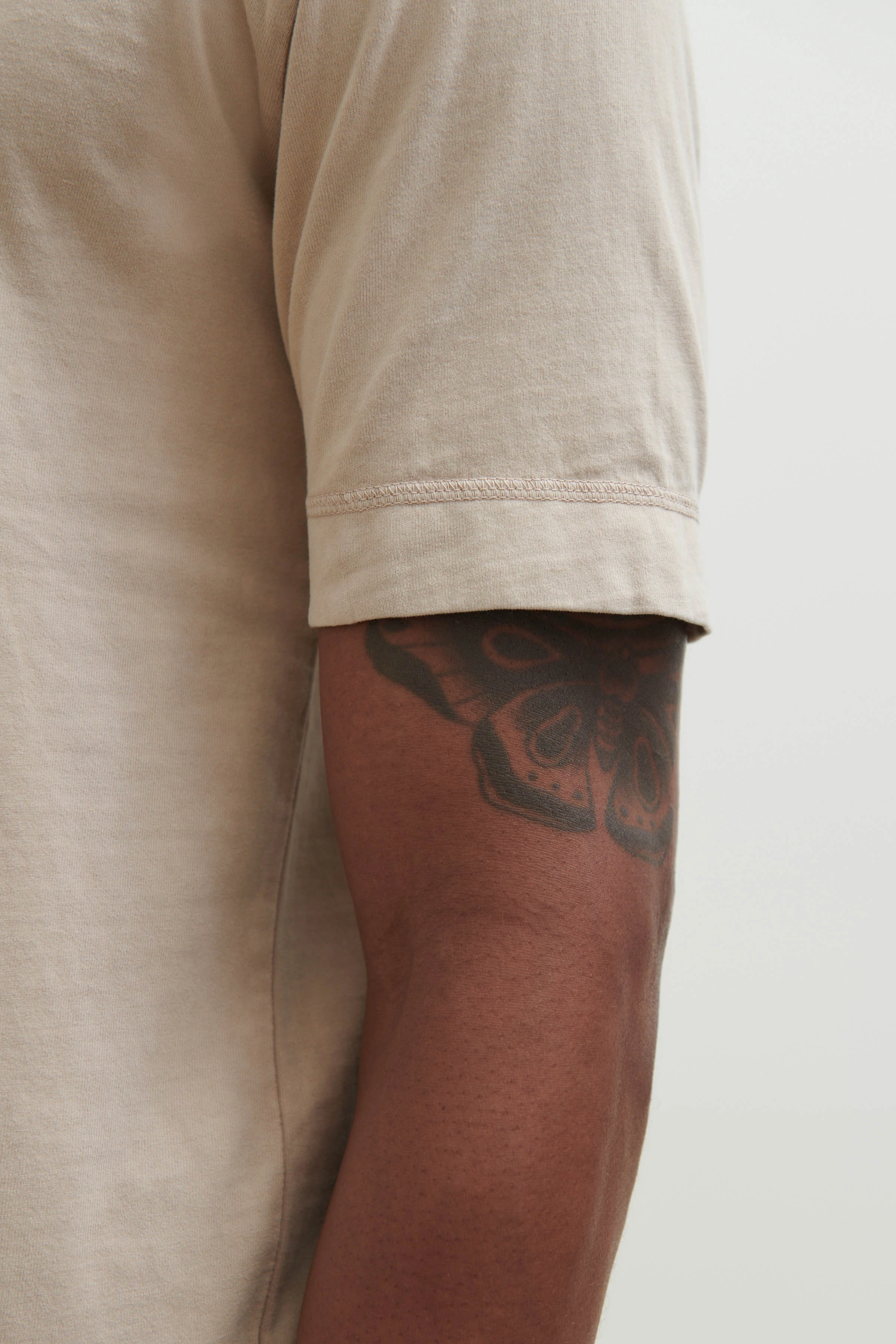 RAPHAEL - T-Shirt mit breitem Bündchen - Herren - beige - Seitenansicht