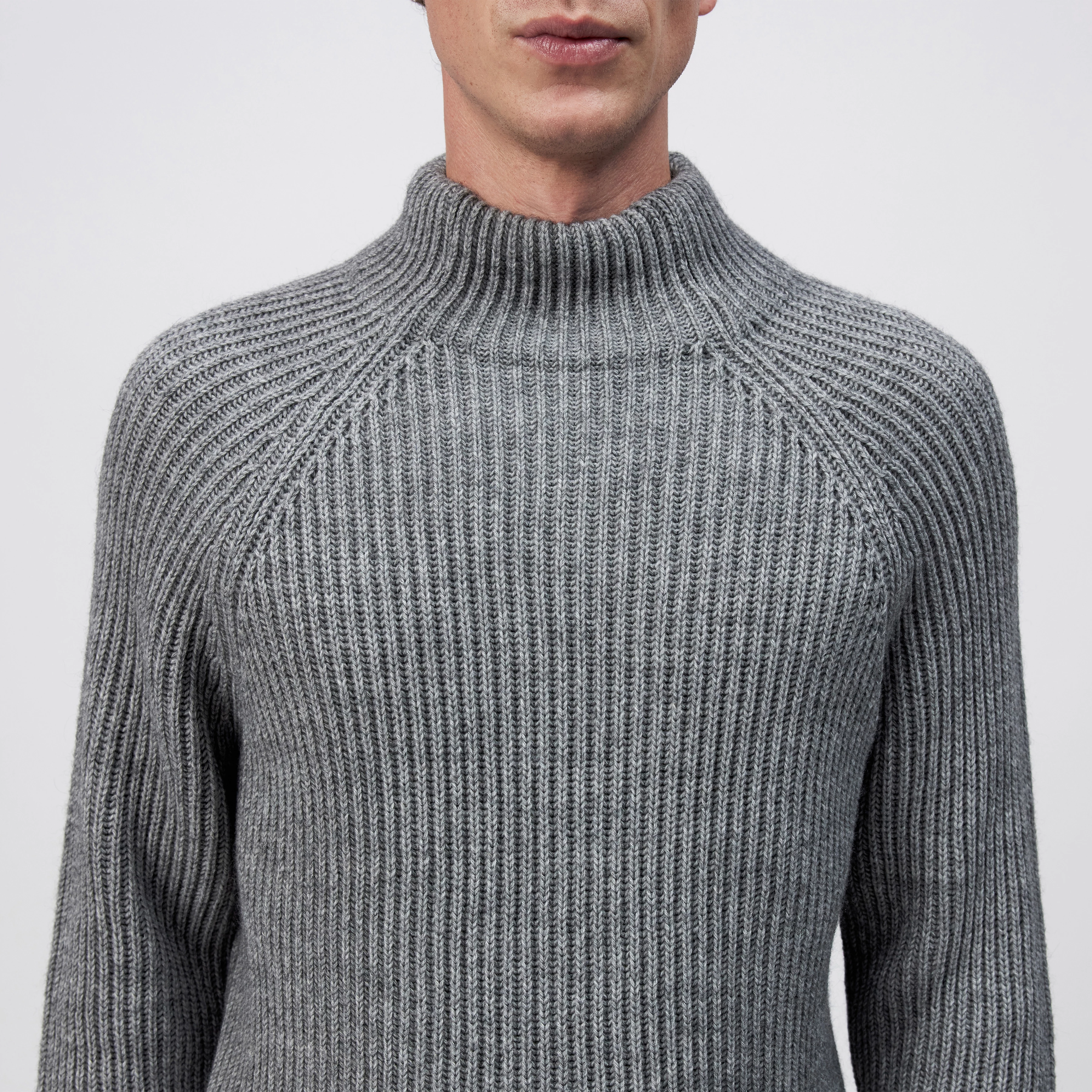 ARVID - Rollkragenpullover in Woll-Alpakamix - Herren - grau - Detailansicht am Model
