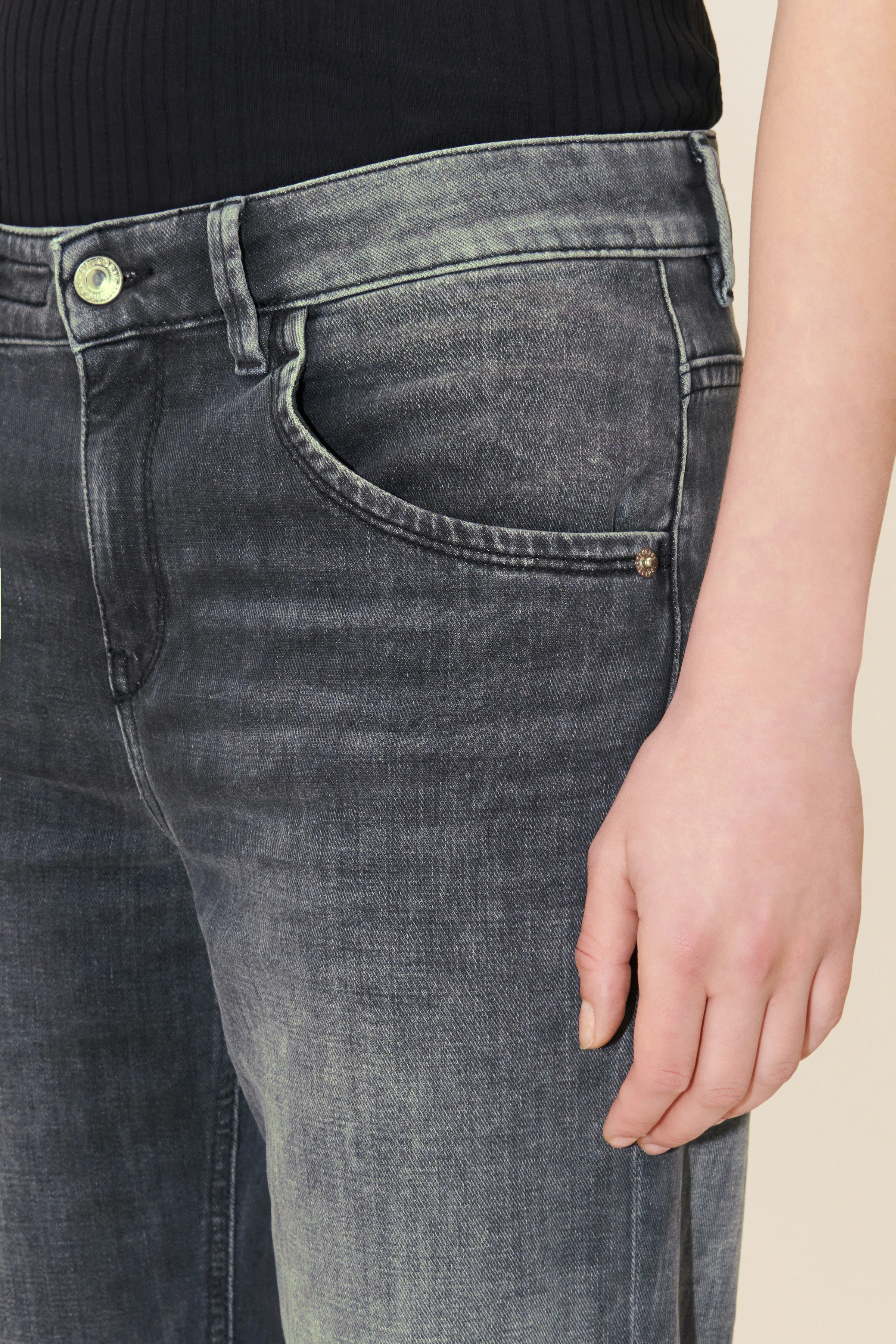 LIKE - Girlfriend Jeans mit Krempelsaum aus soft-touch Denim mit Used-Effekten - Damen - grau - Seitenansicht