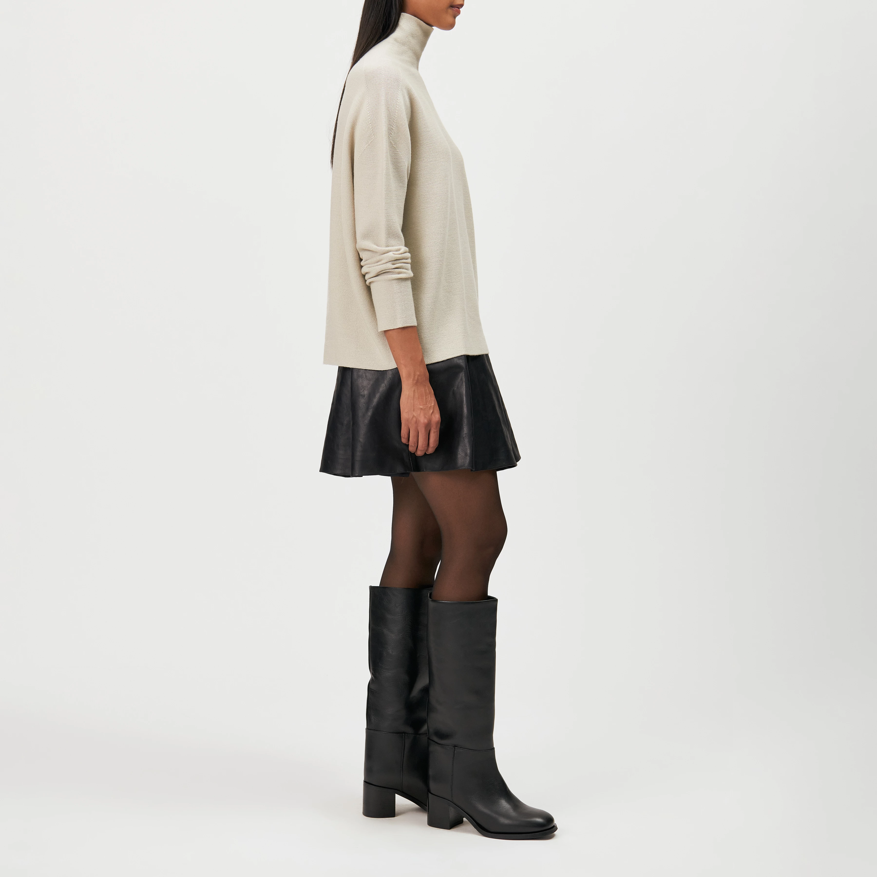 LIORA - Egg-shape turtleneck jumper in 100% merino wool - women - beige - Seitenansicht