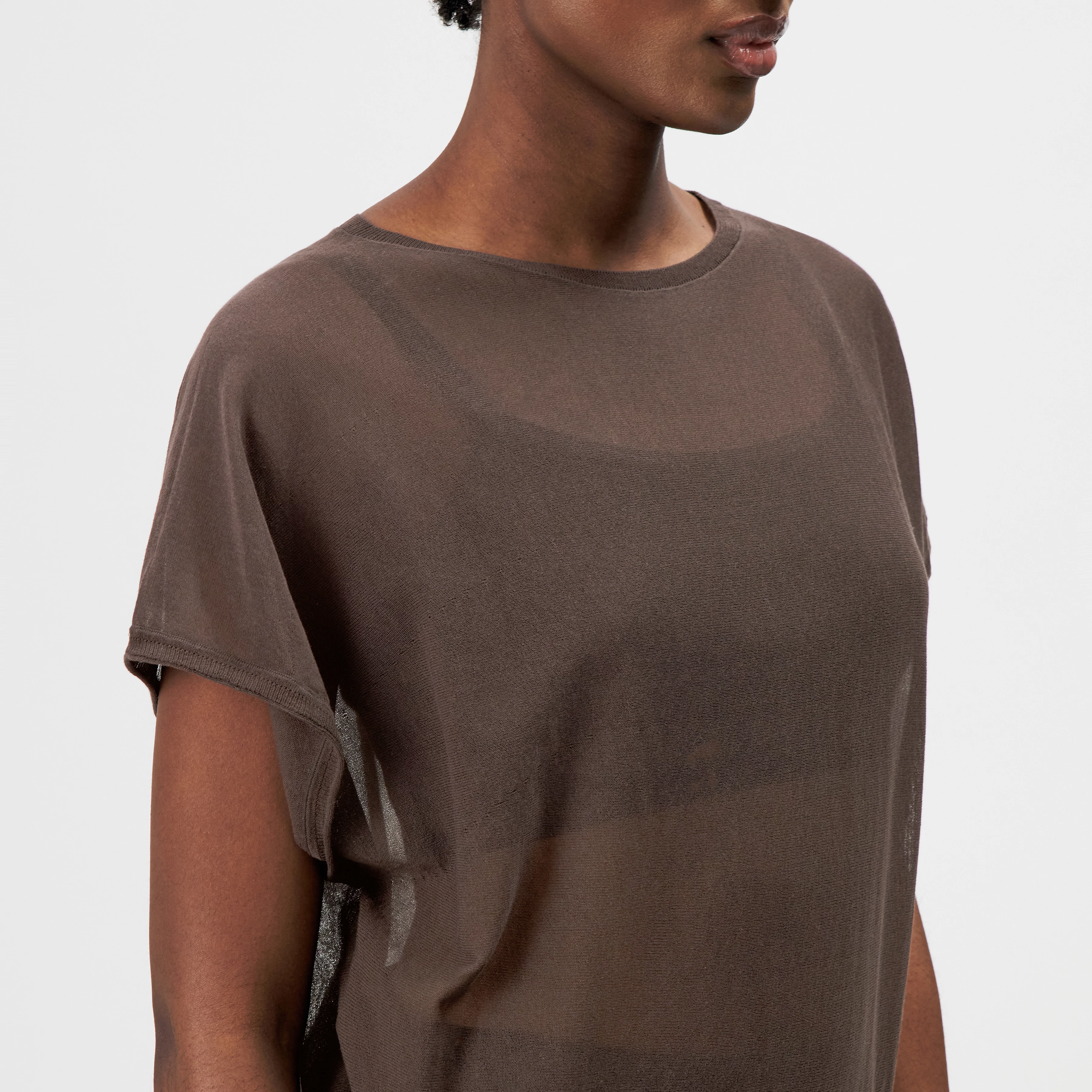 GERLOTTA - Oversized T-Shirt mit U-Boot Ausschnitt - Damen - braun - Detailansicht am Model