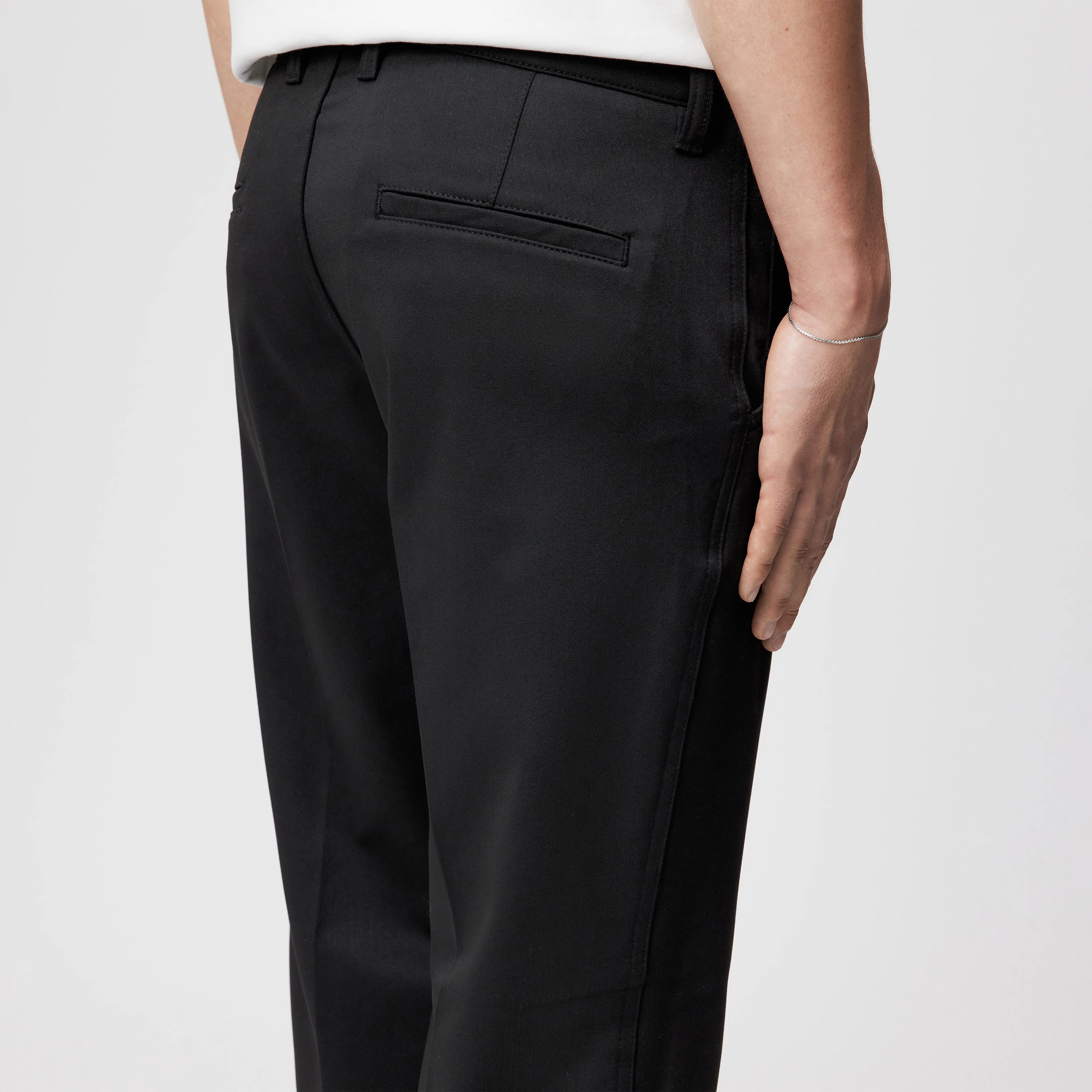 TAVIC - Modern chinos in heavy satin - men - Natural Aluminium - Detailansicht am Model