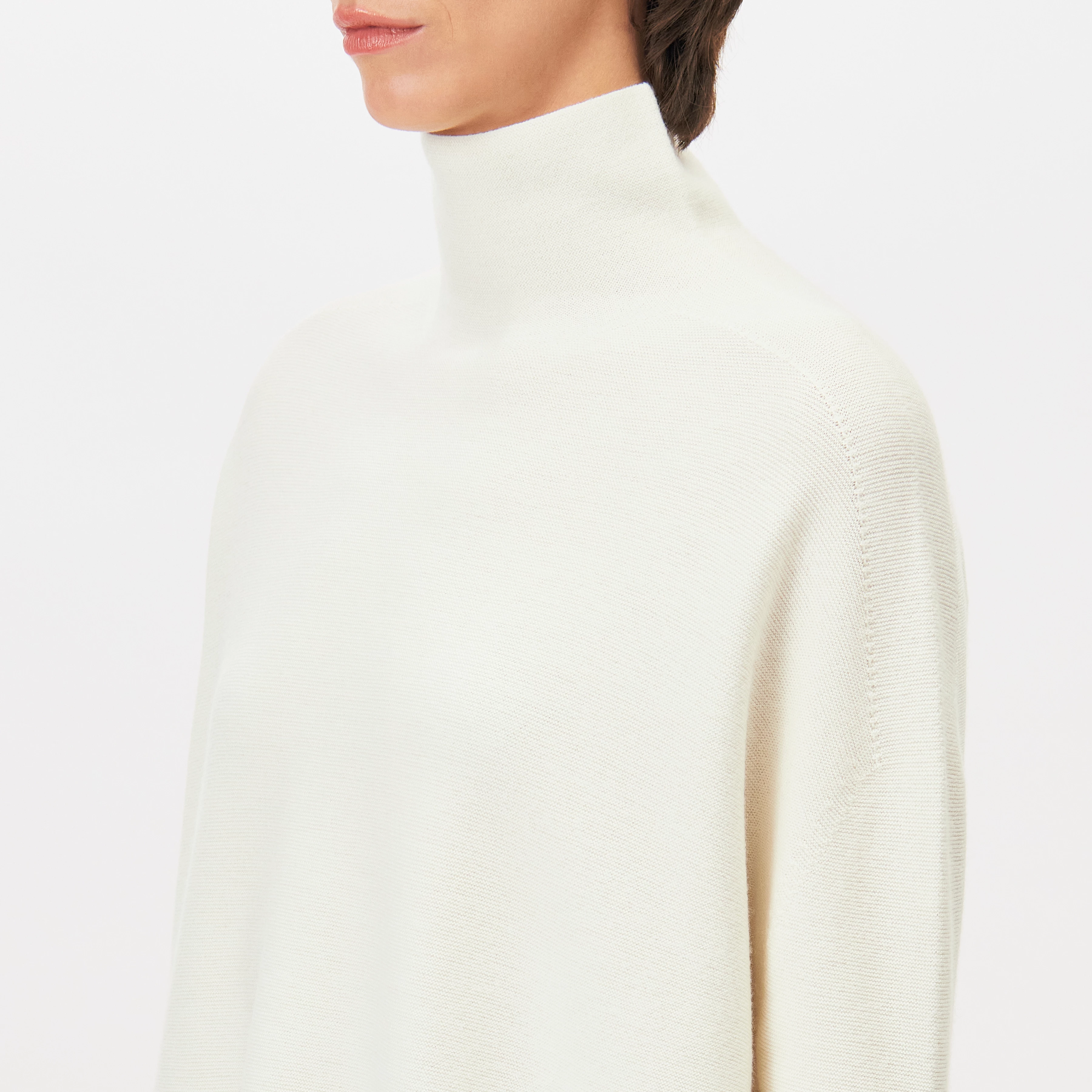 LIORA - Egg-shape turtleneck jumper in 100% merino wool - women - off white - Detailansicht am Model