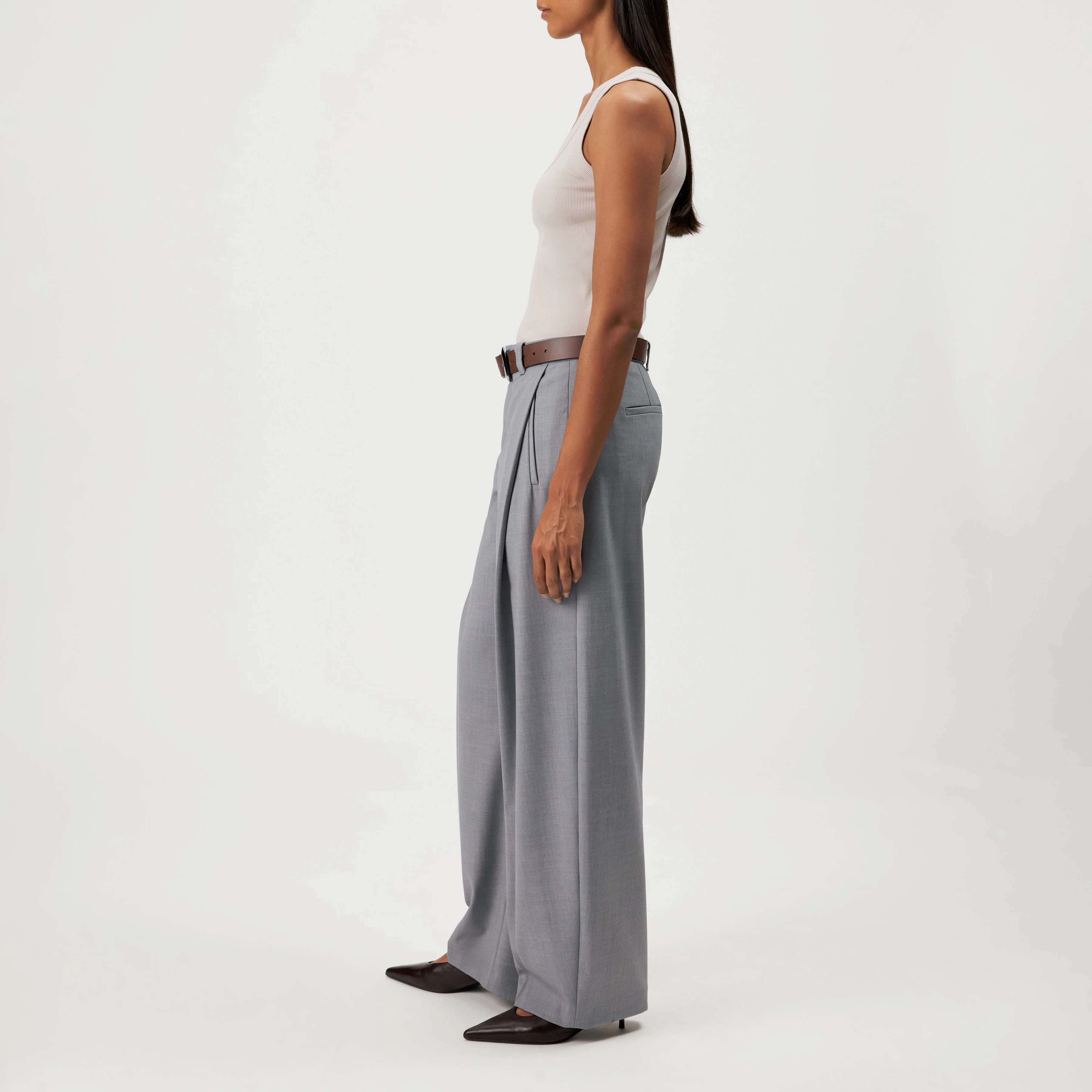 TAVIRA - Ribbed tank top with feminine round neckline - women - beige - Seitenansicht