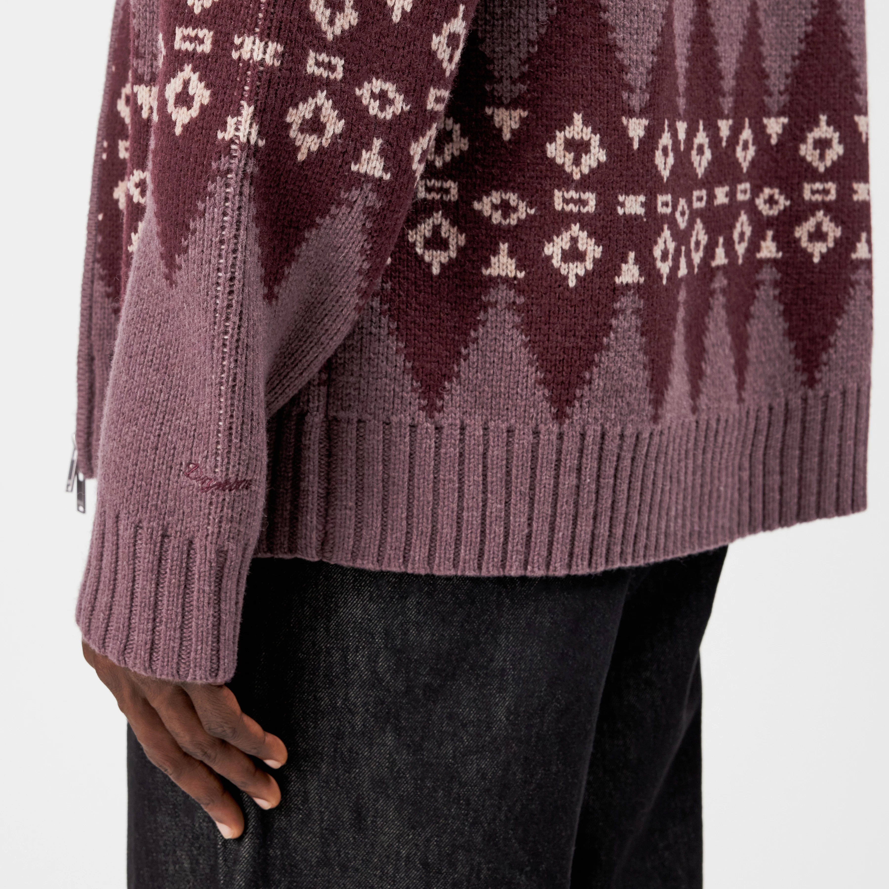 KYELL - Two-Way Zip Pullover in Jacquard Knit - men - red - Detailansicht am Model