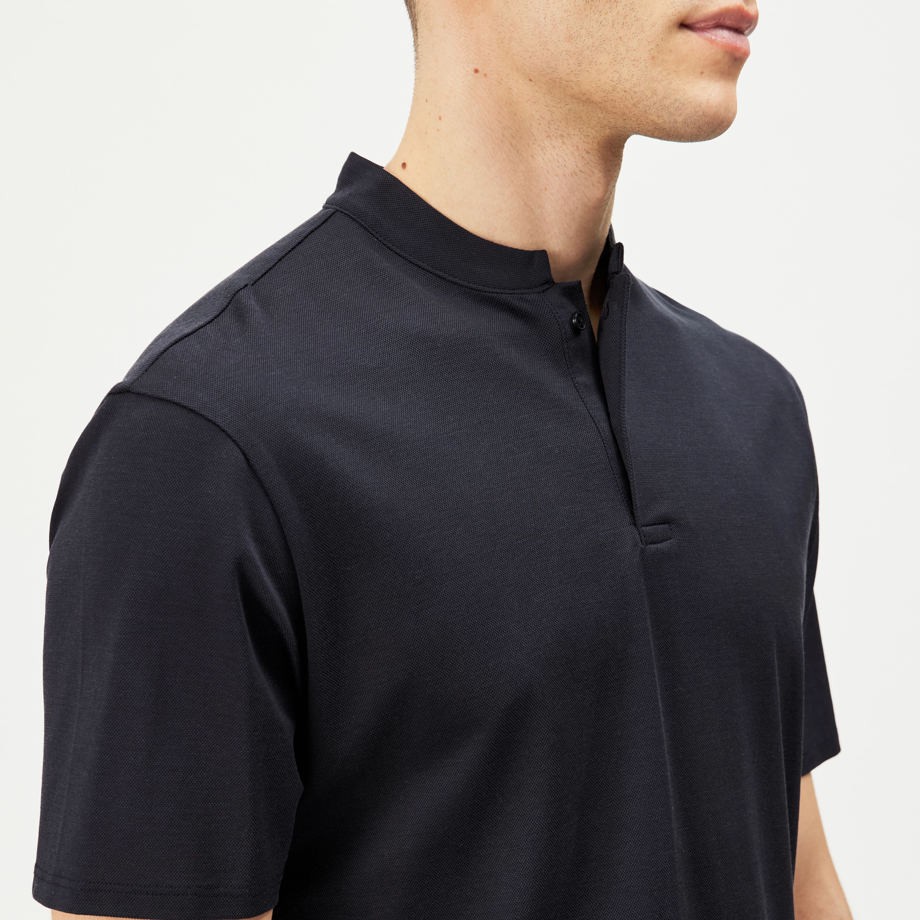 LOUIS - T-shirt with concealed button placket in lyocell-cotton blend - men - blue - Detailansicht am Model