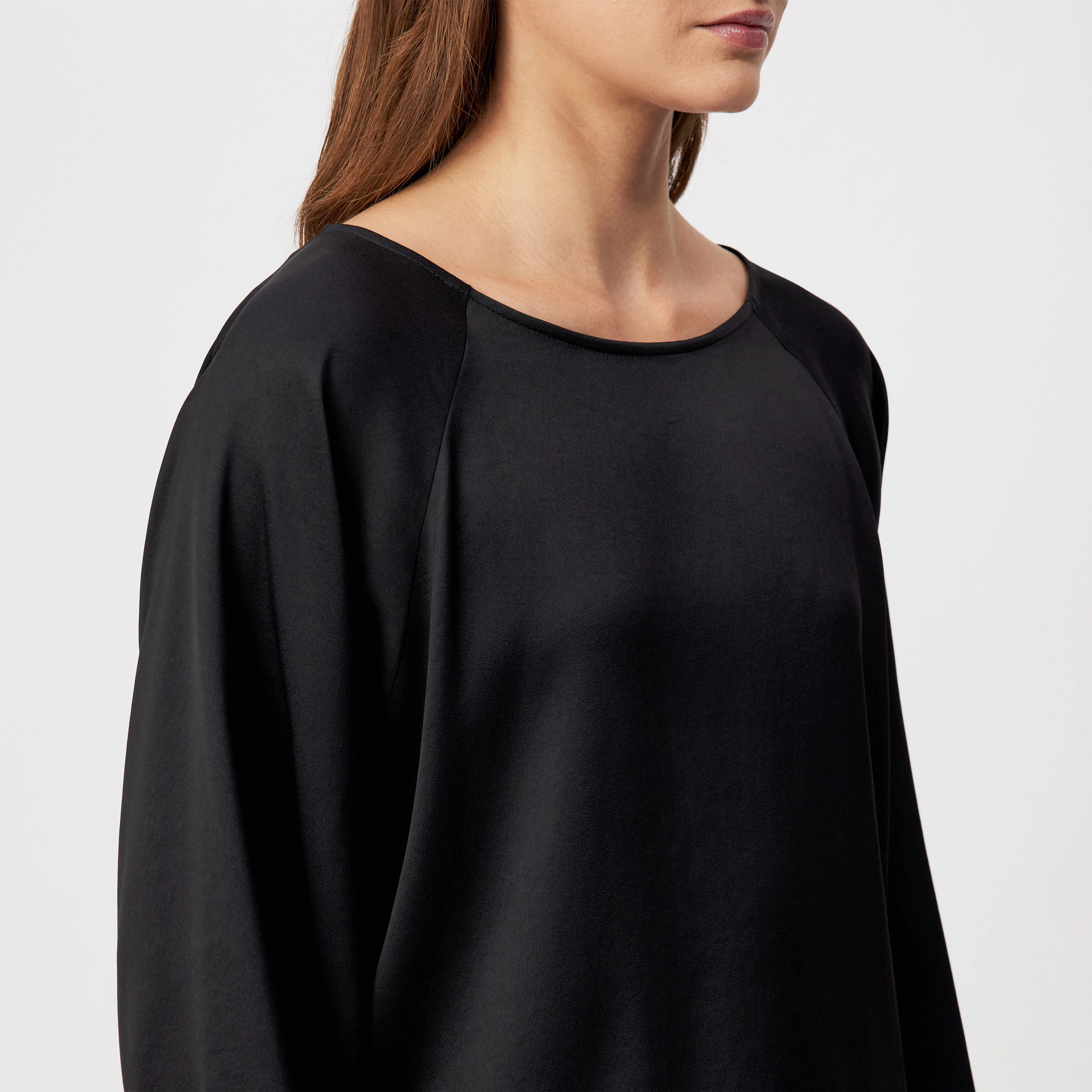 NIALINI - T-shirt blouse in satin - women - Natural Aluminium - Detailansicht am Model