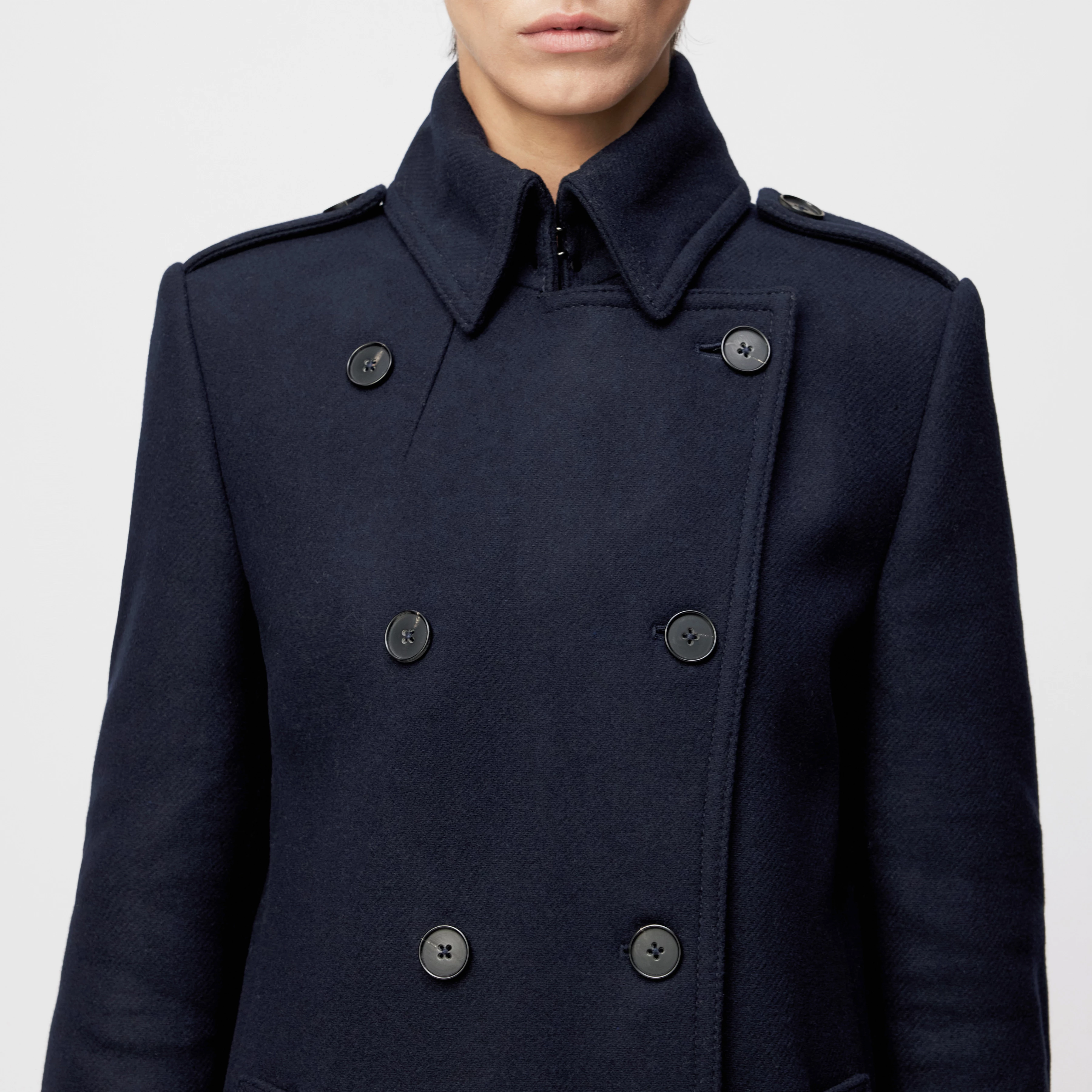 PIETHILL - Uniformmantel in winterlichem Woll-Mix - Damen - blau - Detailansicht am Model