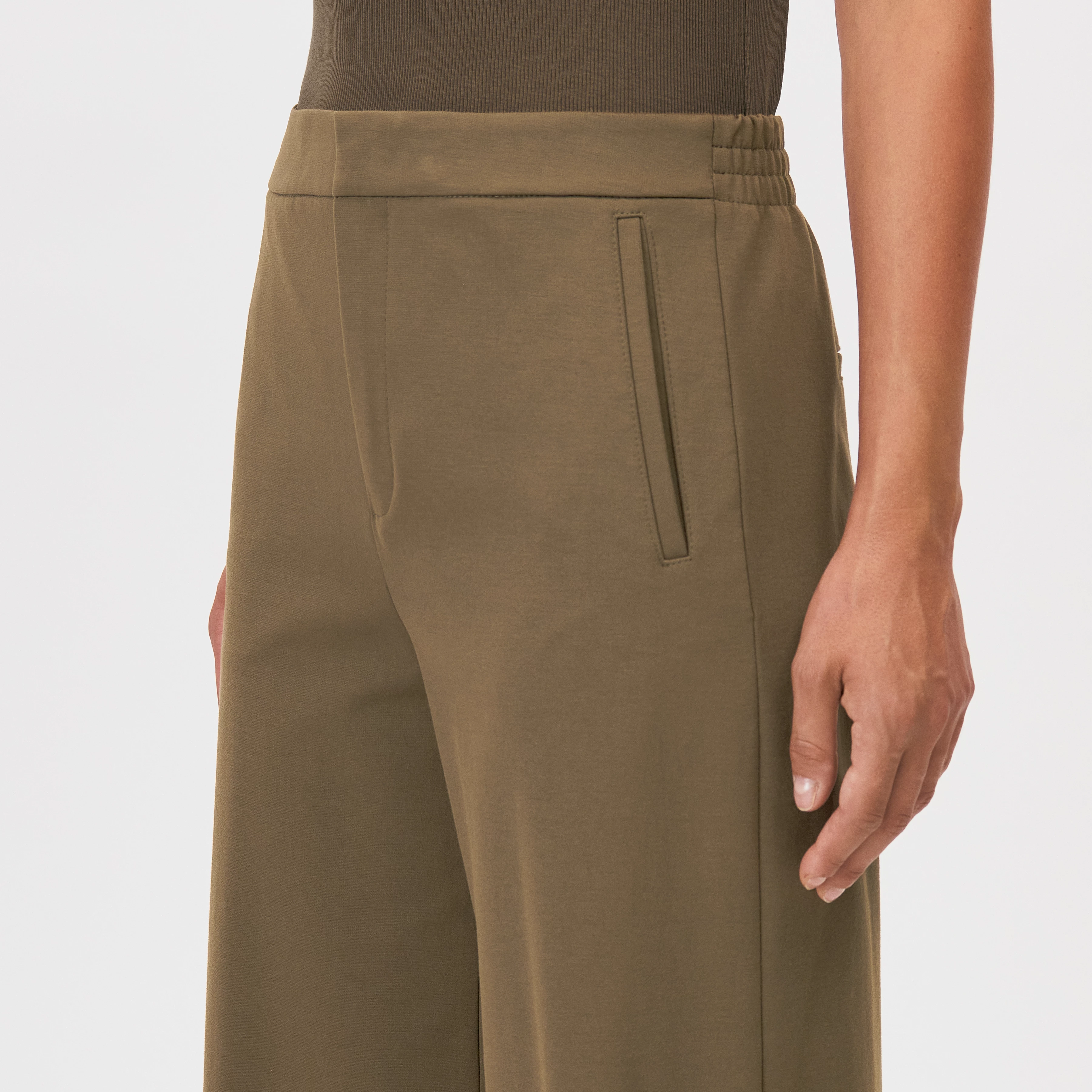 FAE_0 - Trousers with barrel legs in a viscose blend - women - green - Detailansicht am Model