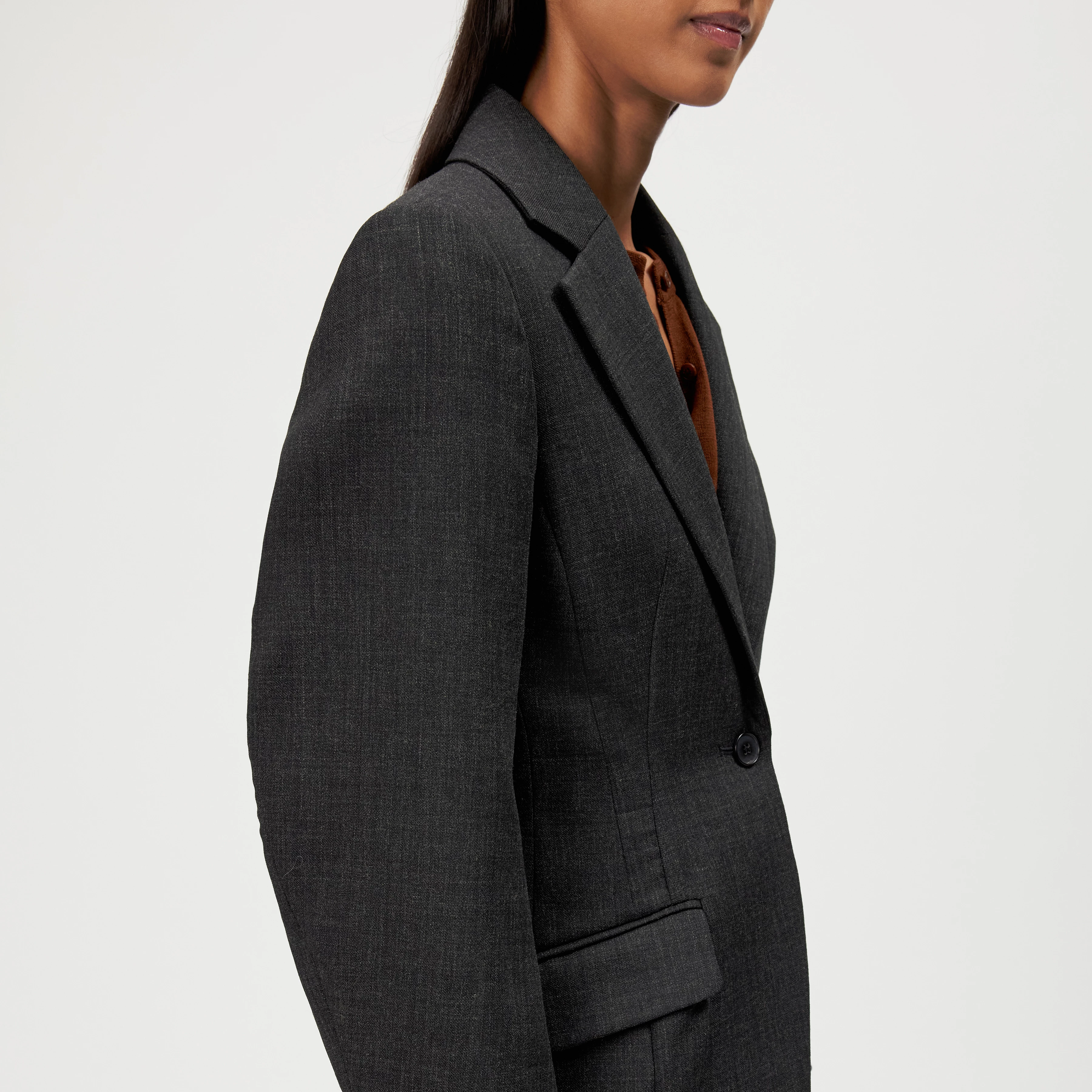 LINLEY - Long, slim-fit, single-button blazer - women - grey - Detailansicht am Model