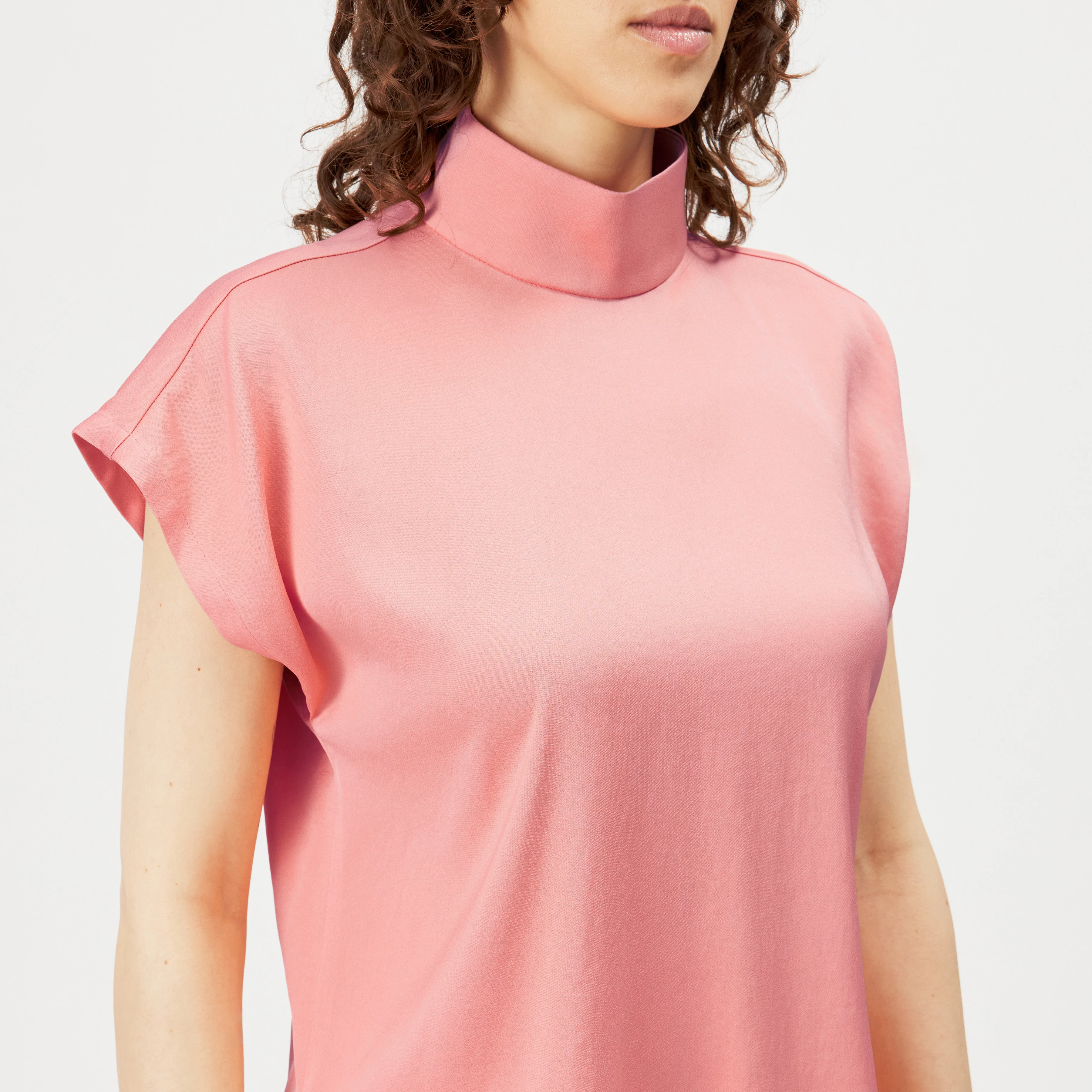 ALARIA_1 - Shirt blouse with stand-up collar in satin - women - orange - Detailansicht am Model