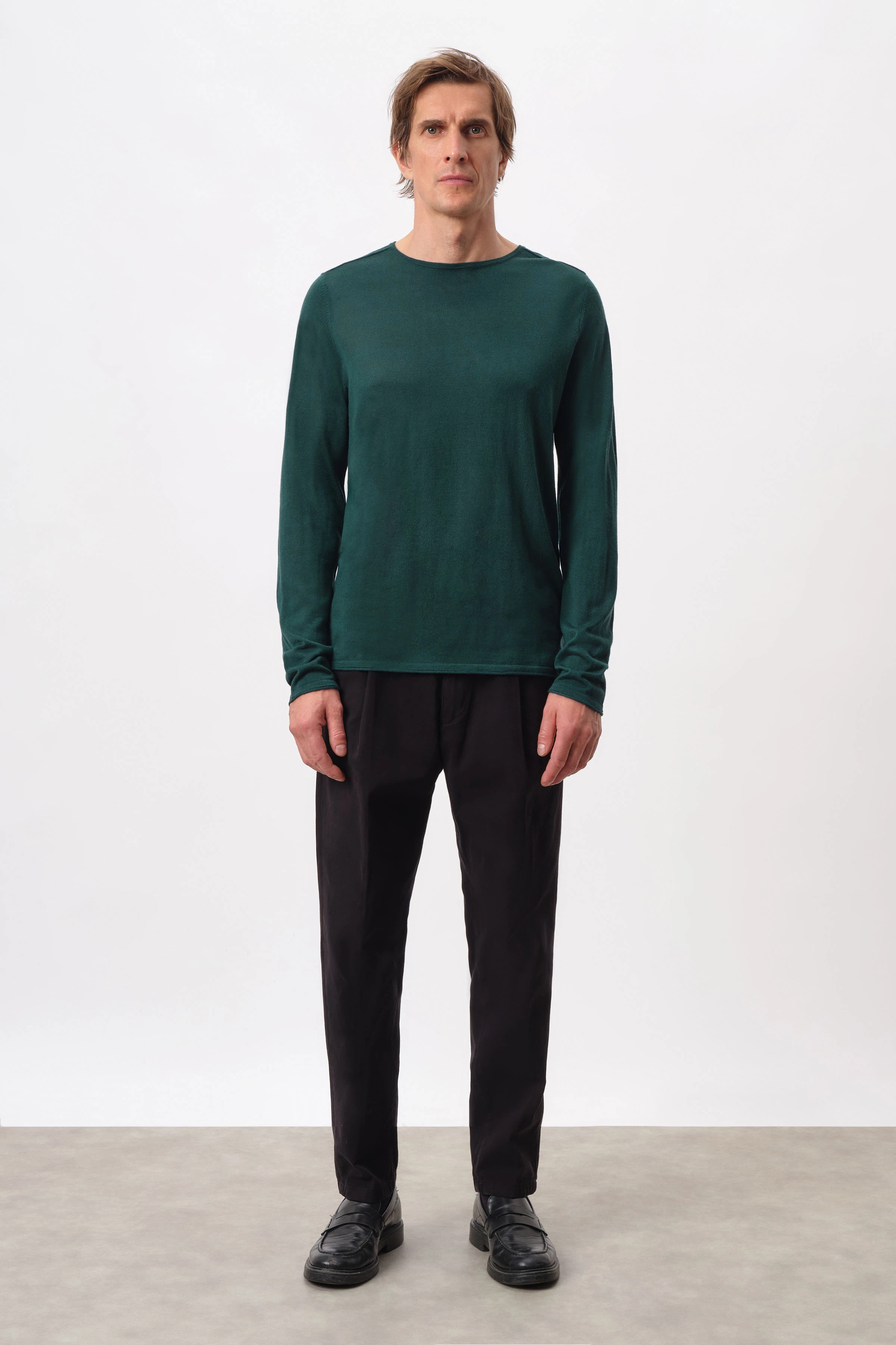 RIKONO - knitted pullover in fine merino wool - men - green - Ganzkörper-Frontansicht